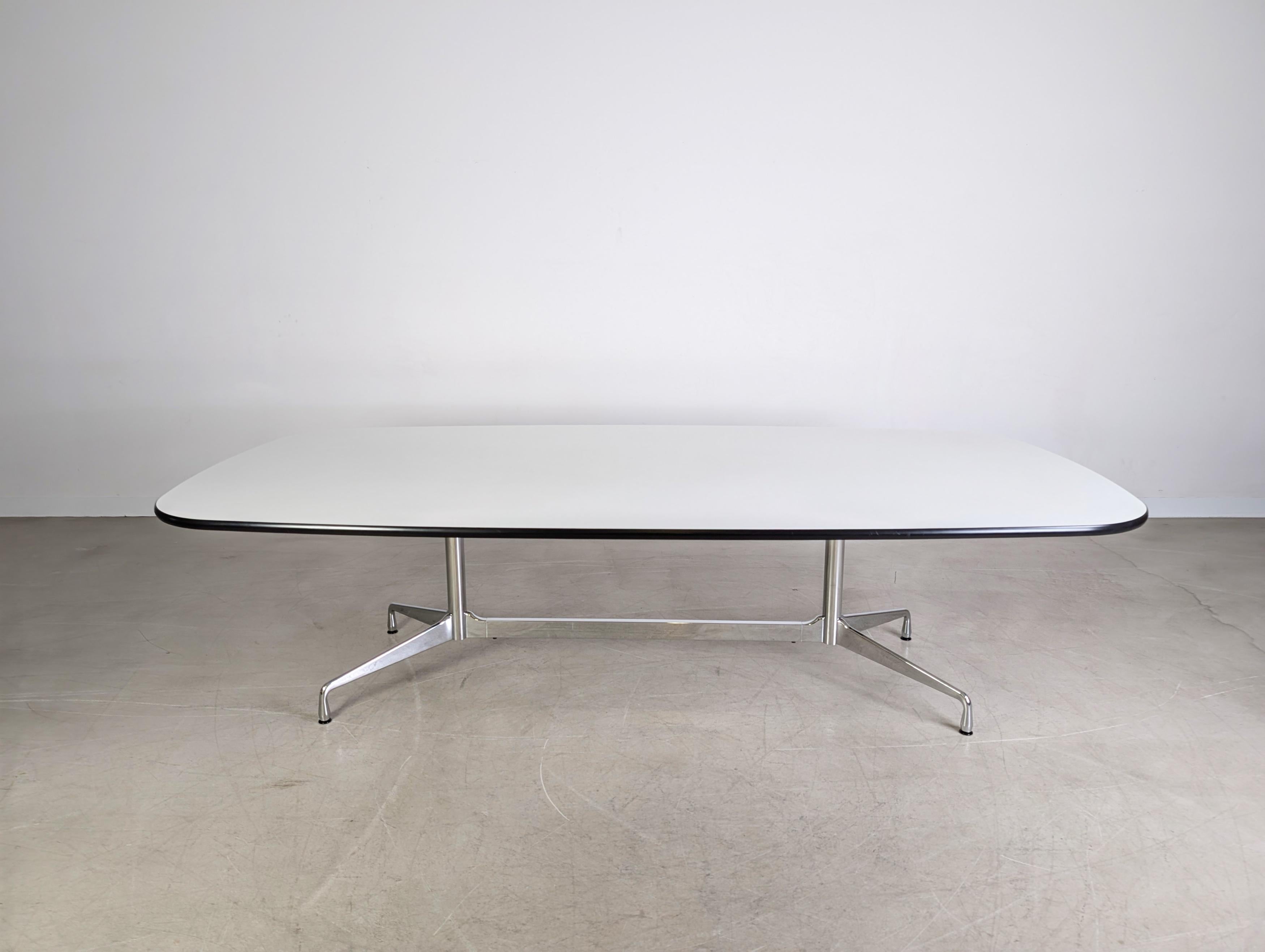 Nous proposons une magnifique et grande salle de conférence du fabricant de produits de qualité allemand Vitra, à vendre. La table se compose d'un plateau de table en HPL, qui, en raison de sa résistance, est extrêmement robuste par rapport à la
