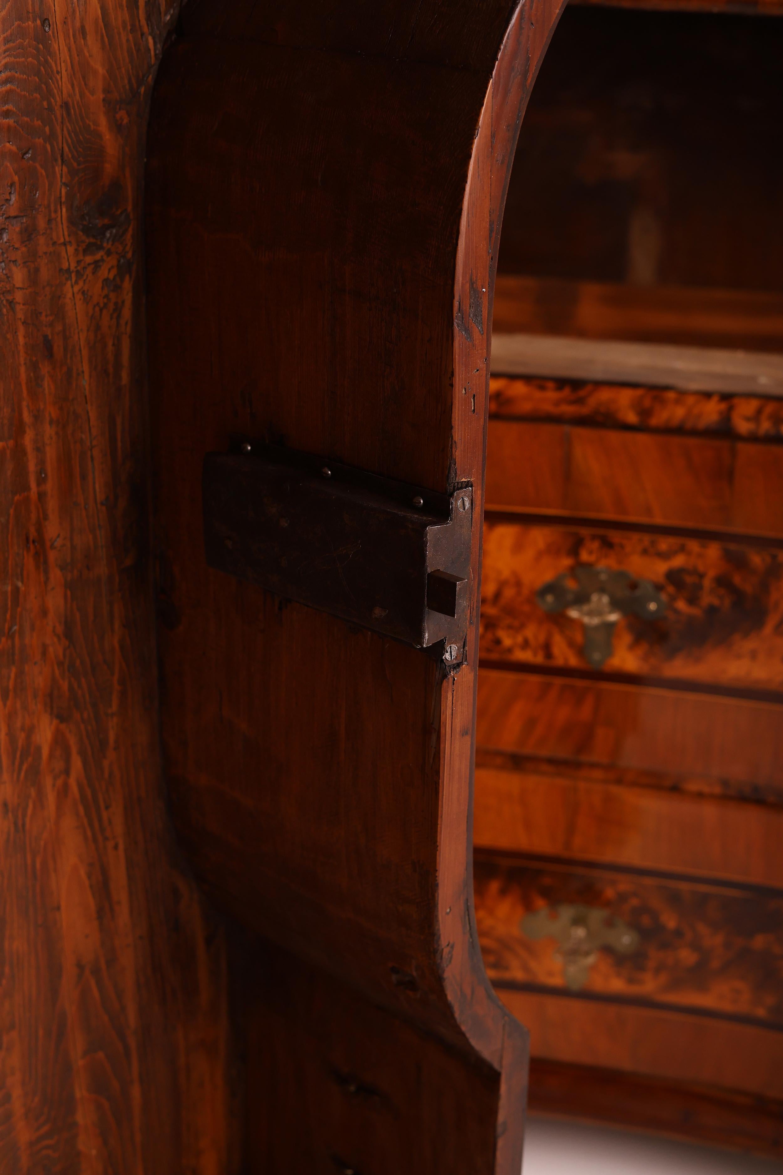 Cassettone in noce originale con piano intarsiato in vendita 4