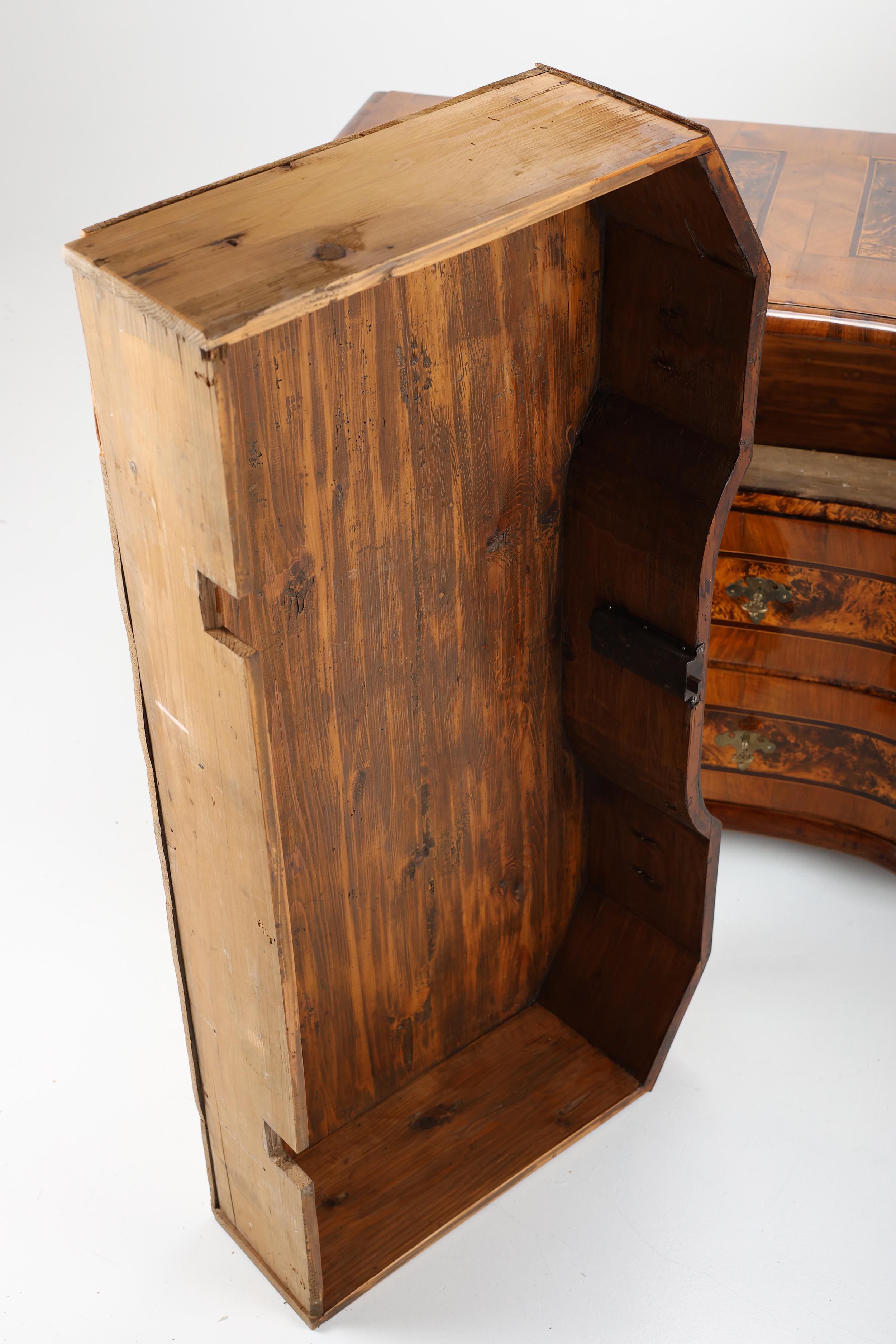 Cassettone in noce originale con piano intarsiato in vendita 5