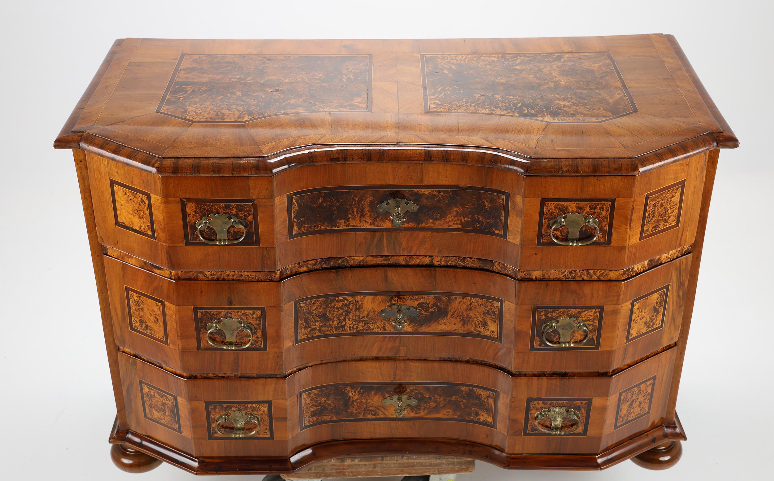 Cassettiera originale in noce con piano intarsiato - Restaurata e lucidata a mano
1740-1750

Bellissima cassettiera antica in noce con piano intarsiato e due pannelli decorativi. Sotto il piano, tre spaziosi cassetti conservano le loro dotazioni