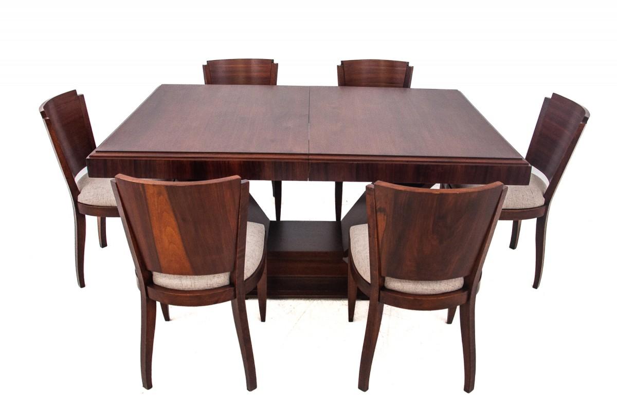 Original walnut extendable table, designed by Louis Majorelle, with 6 Art Deco chairs. The elegant walnut chairs have been renovated and upholstered with new beige fabric. The walnut table comes from France and has the Louis Majorelle signature.
