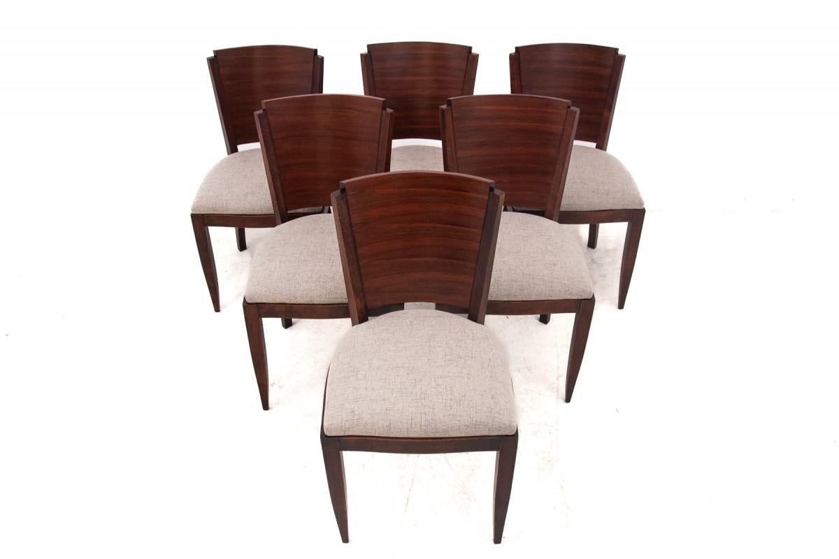 Original walnut extendable table, designed by Louis Majorelle, with 6 Art Deco chairs. The elegant walnut chairs have been renovated and upholstered with new beige fabric. The walnut table comes from France and has the Louis Majorelle signature.