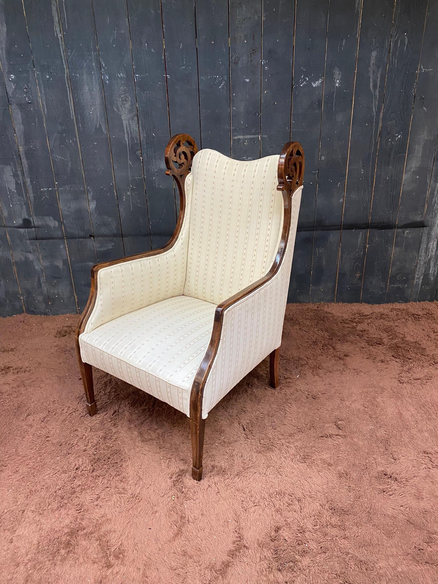 Original walnut wing chair, circa 1900.
Armchair reupholstered and refinished a short time ago,
small stains on the fabric.