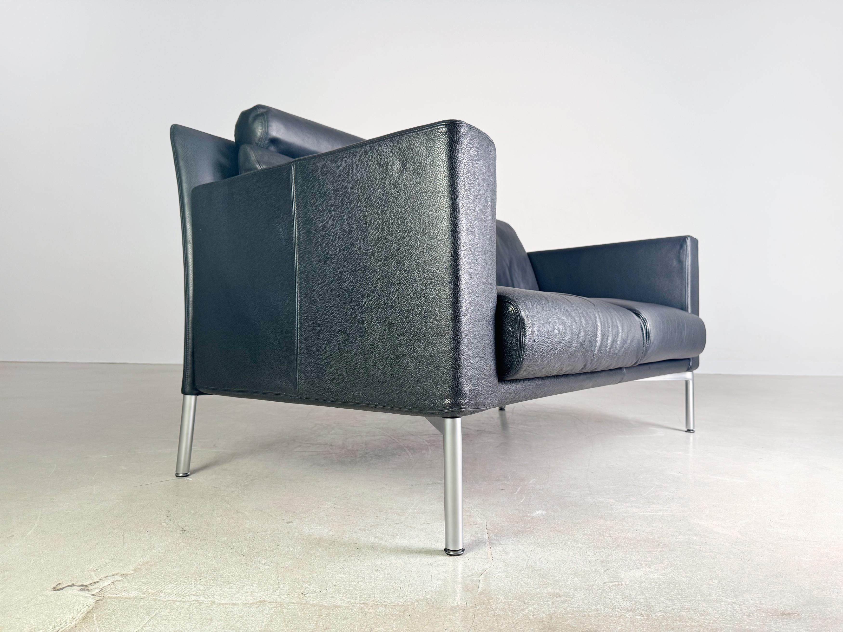 Wir bieten ein wunderschönes Walter Knoll Zweisitzer Sofa mit schwarzem Leder (Leder SELECT schwarz) zum Verkauf an. Bei diesem Modell handelt es sich um die begehrte Variante mit verstellbaren Armlehnen, die in ausgeklapptem Zustand eine
