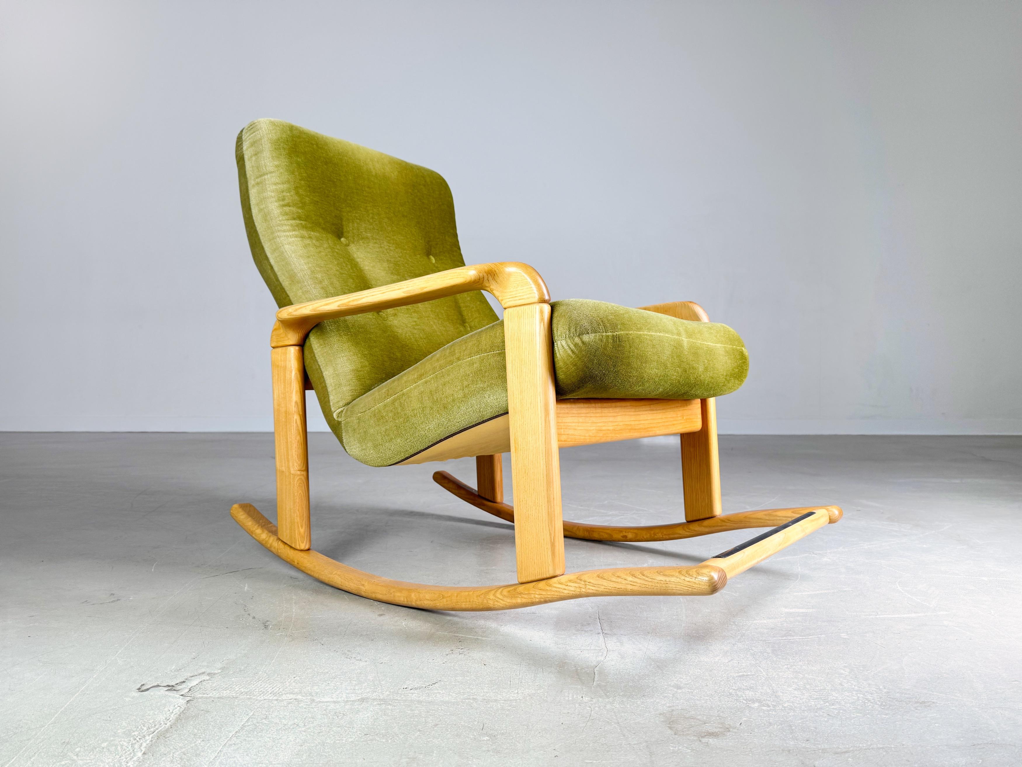 We are offering a beautiful vintage rocking chair from the 1960s by Walter Knoll for sale. With its generous amount of space and wide footrest, the chair offers a very high level of seating comfort.

Condition: Good used condition with signs of wear