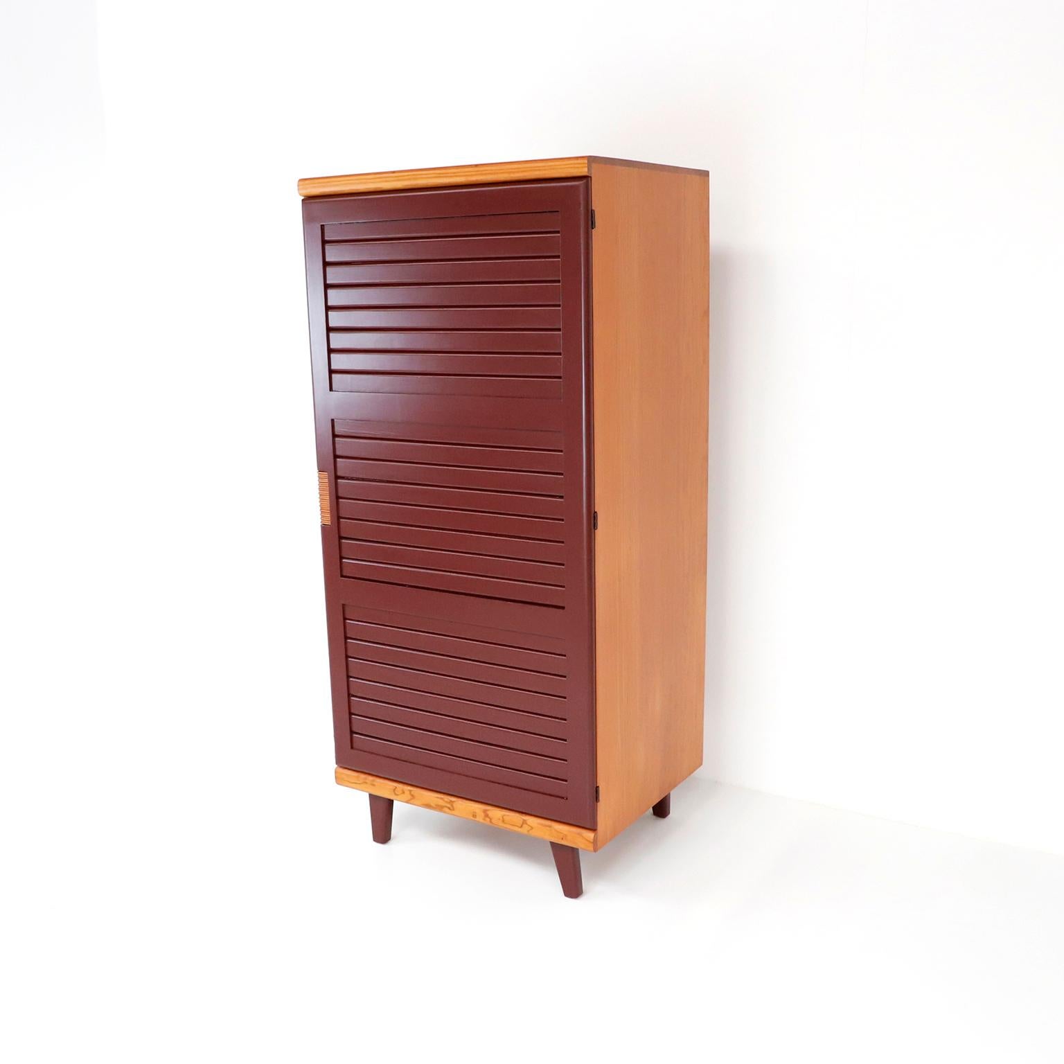Nous vous proposons cette rare et originale armoire conçue par Michael Van Beuren pour la ligne 