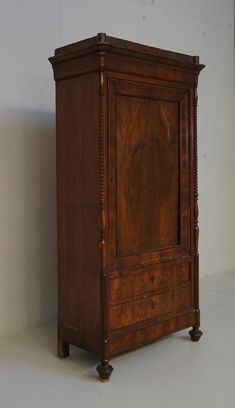 Original wardrobe of the mid 1800, Venetian art, Luigi Filippo style. Made in walnut folder partly decorated with feather. It has a flared and molded hat, 2/3 single door and double drawer on the front embellished on the sides by a turning all round