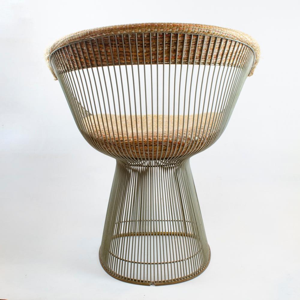 UNIQUE WIRE BASE AND SMOOTH CURVES.
In the 1960s, Warren Planner transformed steel cable into a collection of sculptural furniture, creating a design icon of the modern age. The frame features wire rods that are perfectly bent to create the frame of