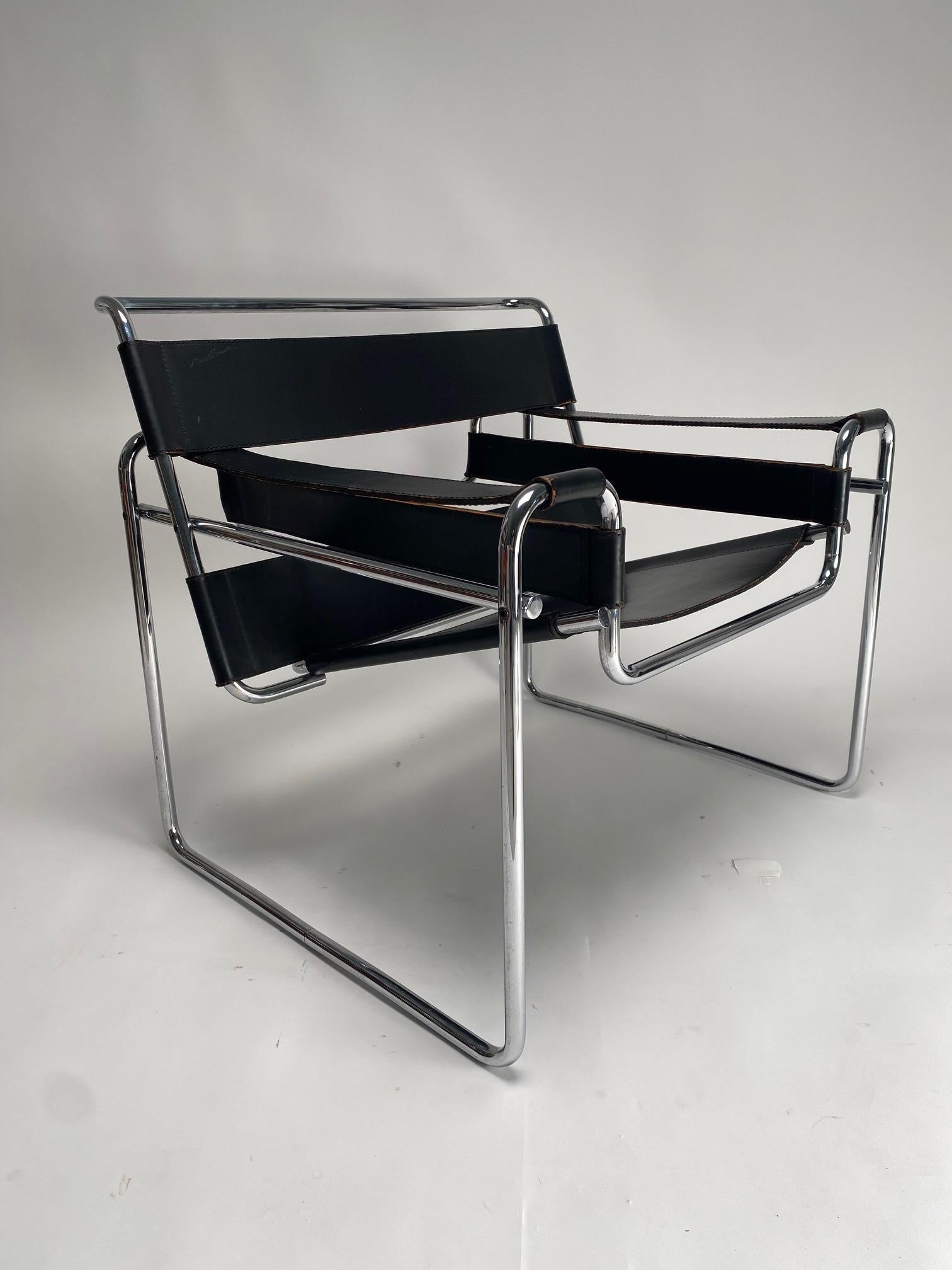 Marcel Breuer, Wassilly Armchair for Gavina, Vintage Original Version, Italy 1970s (Signed)

The Wassily armchair, one of the most iconic and sophisticated Bauhaus armchairs, designed by Marcel Breuer in 1925-1926, also known as the 'B3' chair. 