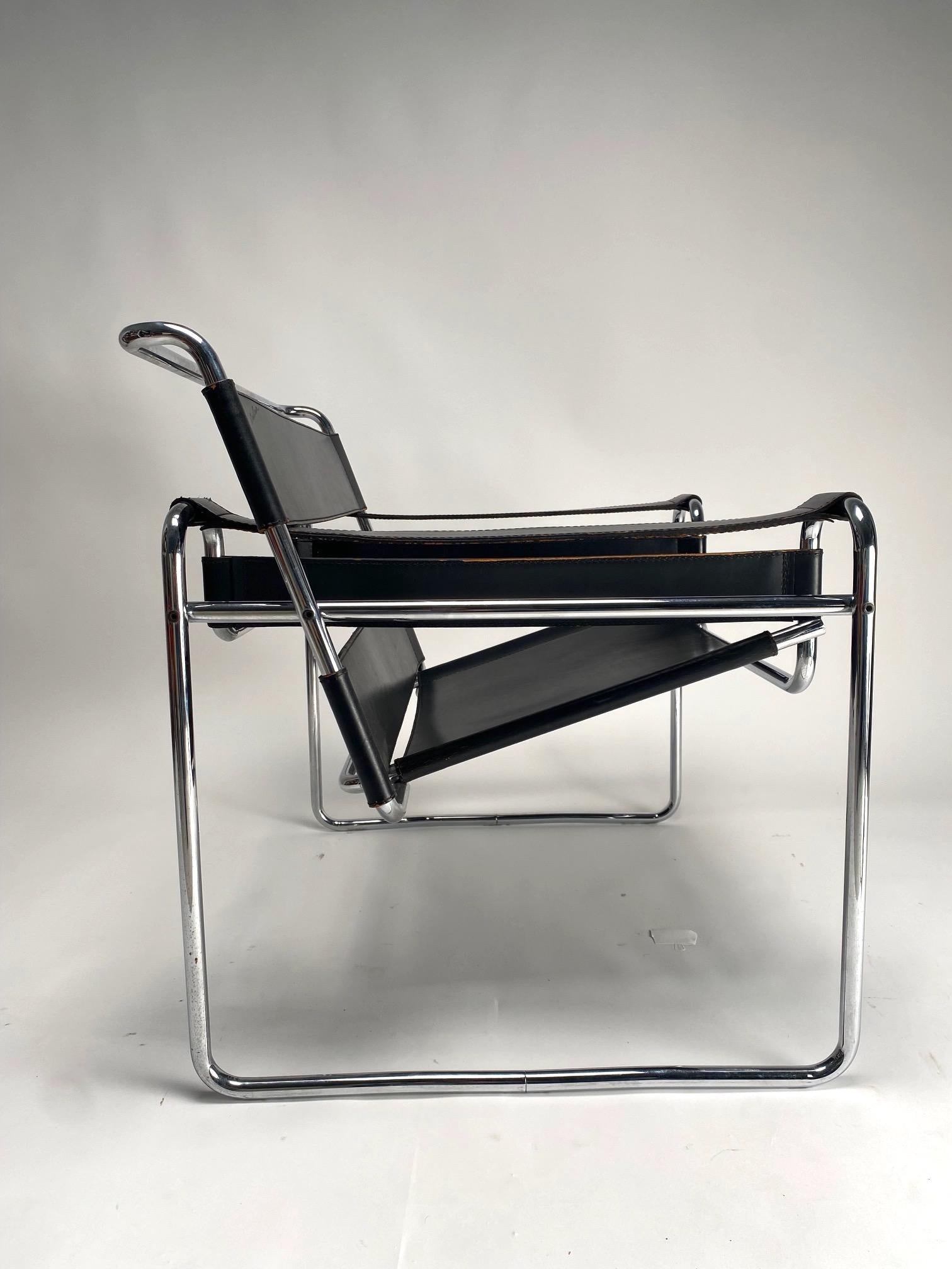 Original Wassilly Armchairs by Marcel Breuer for Gavina, 1970s (Signed) In Fair Condition For Sale In Argelato, BO