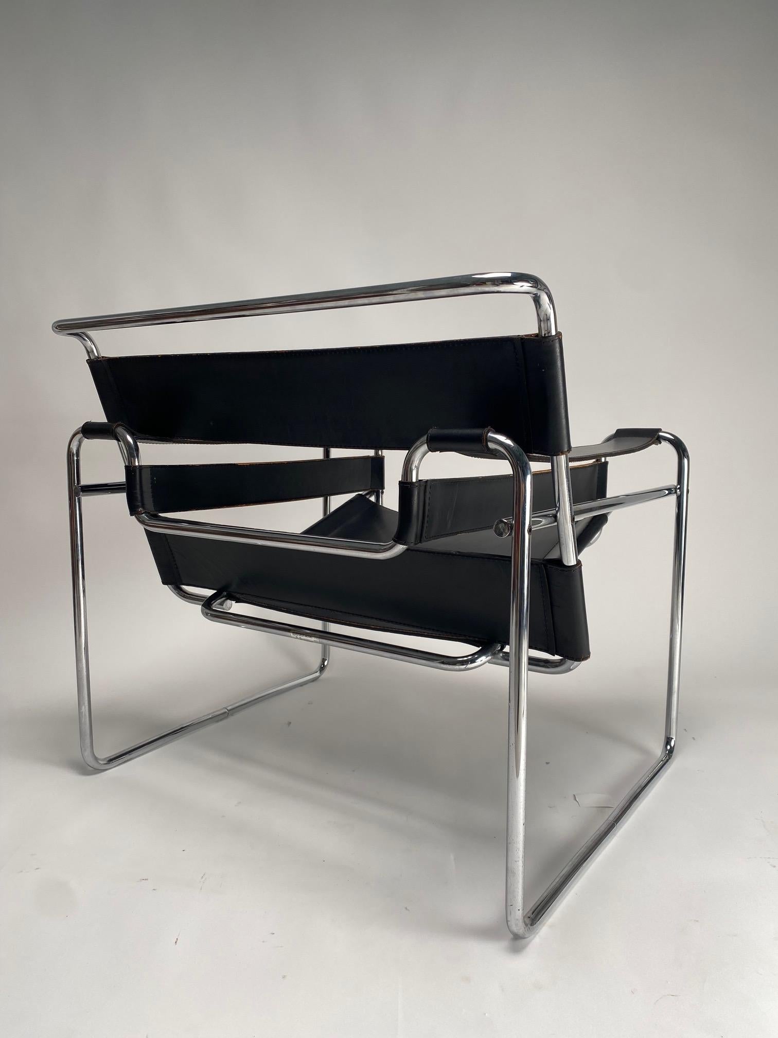 Original Wassilly Armchairs by Marcel Breuer for Gavina, 1970s (Signed) In Fair Condition For Sale In Argelato, BO