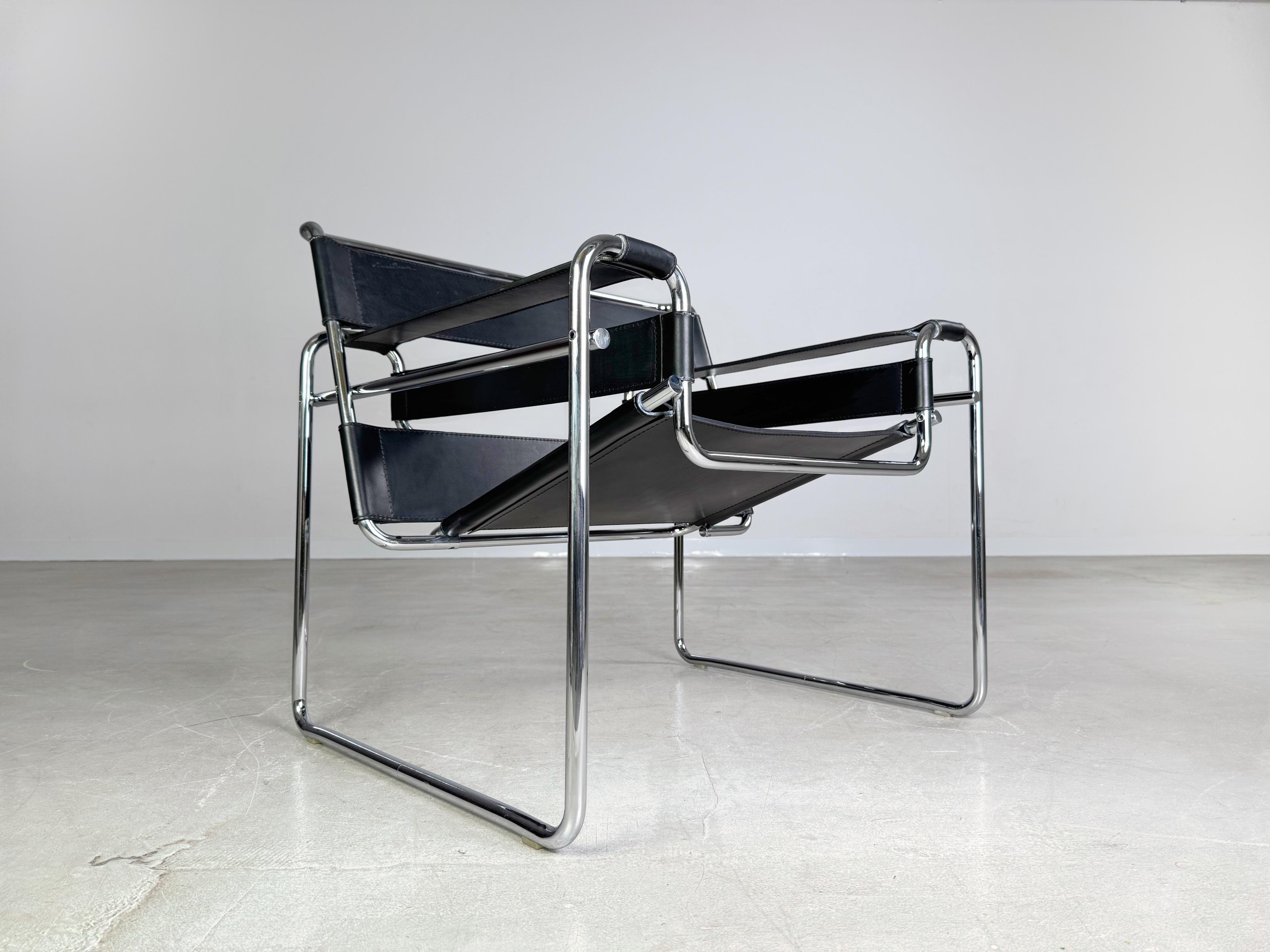 Wir bieten einen wunderschönen Wassily Chair von Knoll International aus den 1990er Jahren zum Verkauf an. Der von Marcel Breuer entworfene Sessel ist eines der bekanntesten Möbeldesigns des 20. Jahrhunderts und gilt als absoluter Design Klassiker.