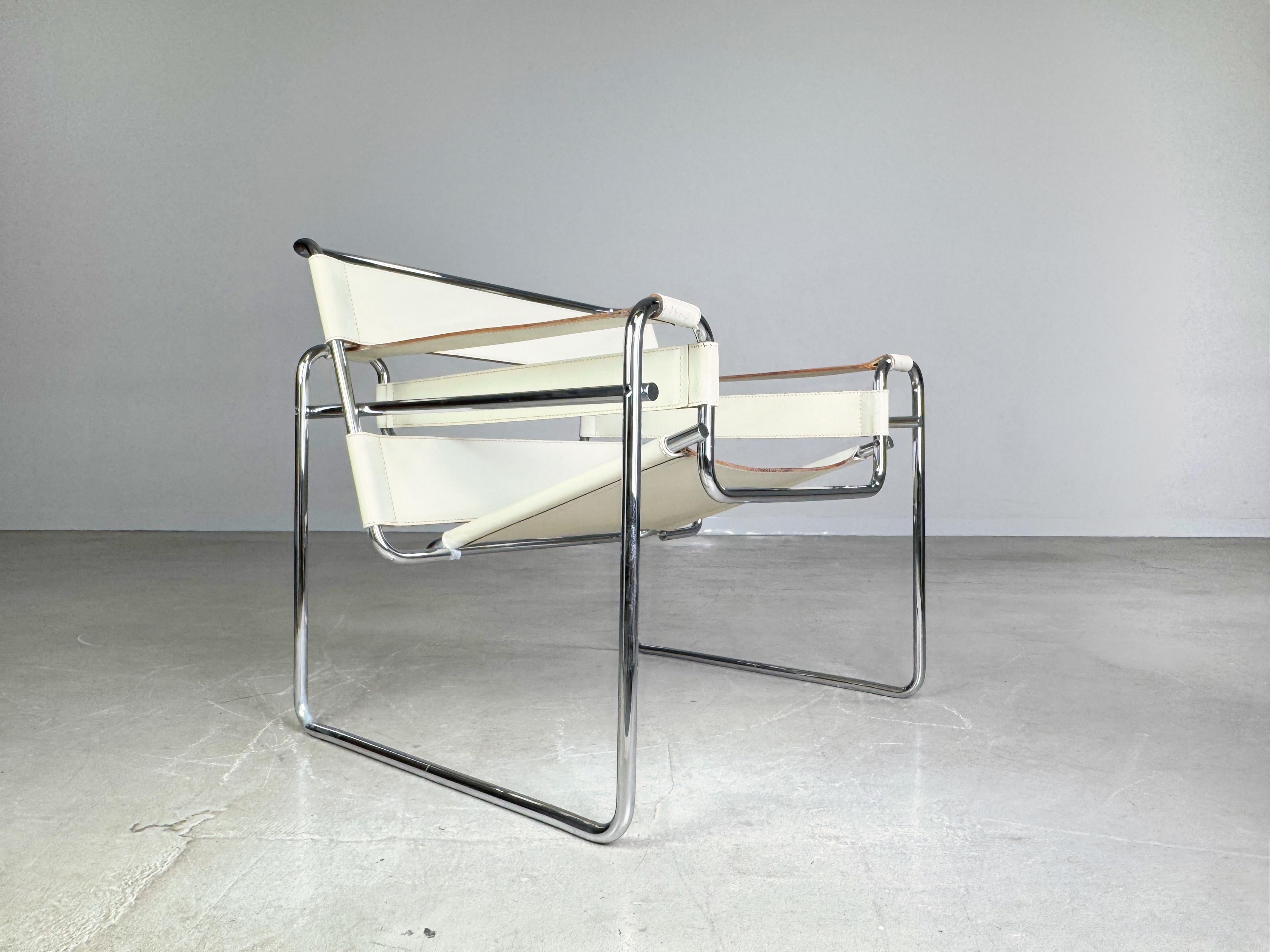 Wir bieten einen wunderschönen Wassily Chair von Knoll International aus den 1990er Jahren zum Verkauf an. Der von Marcel Breuer entworfene Sessel ist eines der bekanntesten Möbeldesigns des 20. Jahrhunderts und gilt als absoluter Design Klassiker.