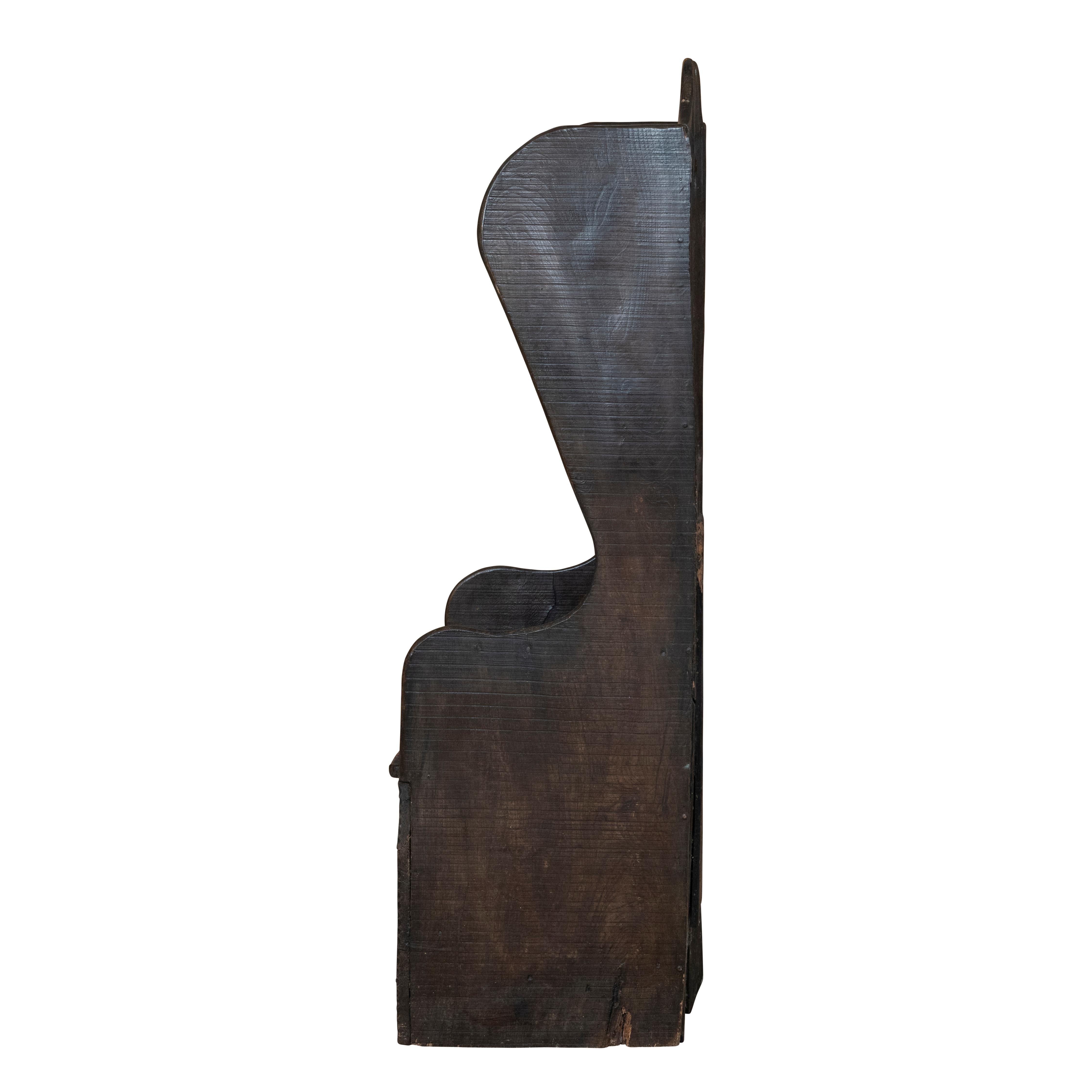 Una original silla galesa para corderos

Procedente de Anglesey.

Olmo pintado.

Corazón de amor perforado en la parte posterior, perrera original y mordiscos tallados en la base.

Reparaciones históricas, buen brillo original en el acabado.

Gales,