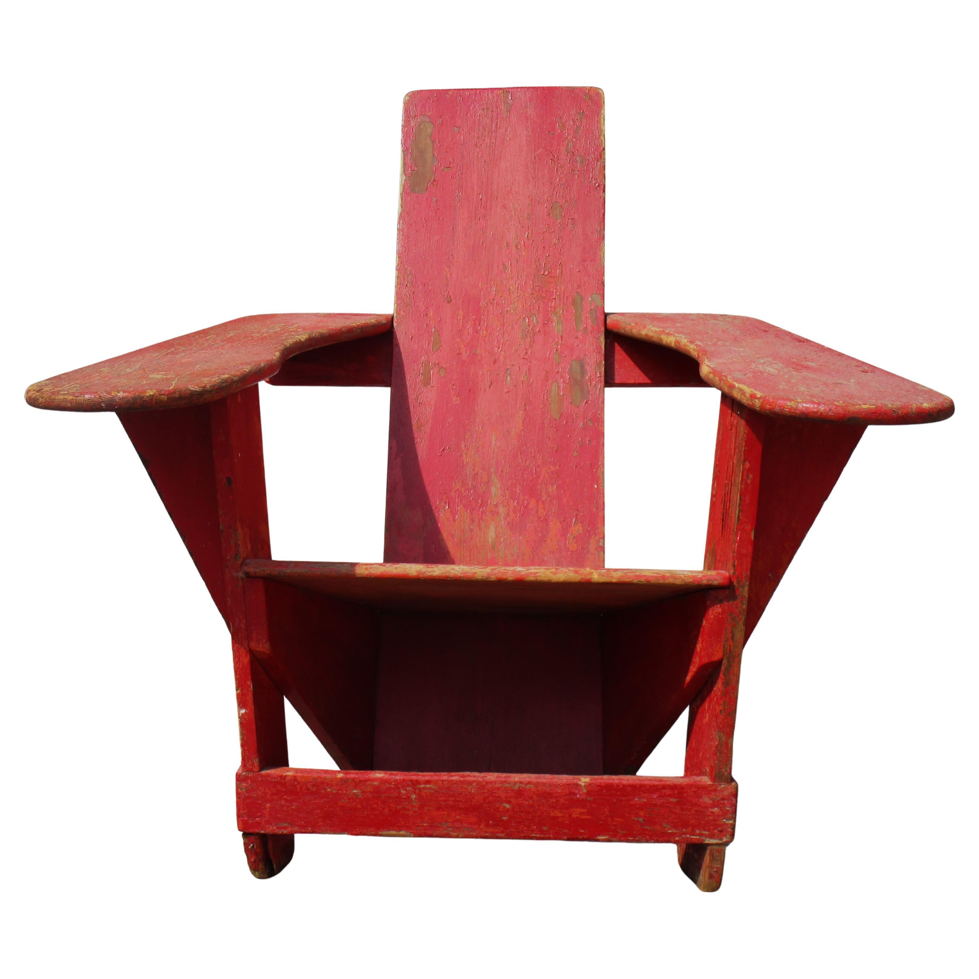 Sedia adirondack Westport originale d'epoca, dipinta di rosso antico e splendidamente invecchiata.  che mostra aree della superficie verniciata originale un po' più antica - vedi molte immagini. Questa sedia è stata disegnata per la prima volta da