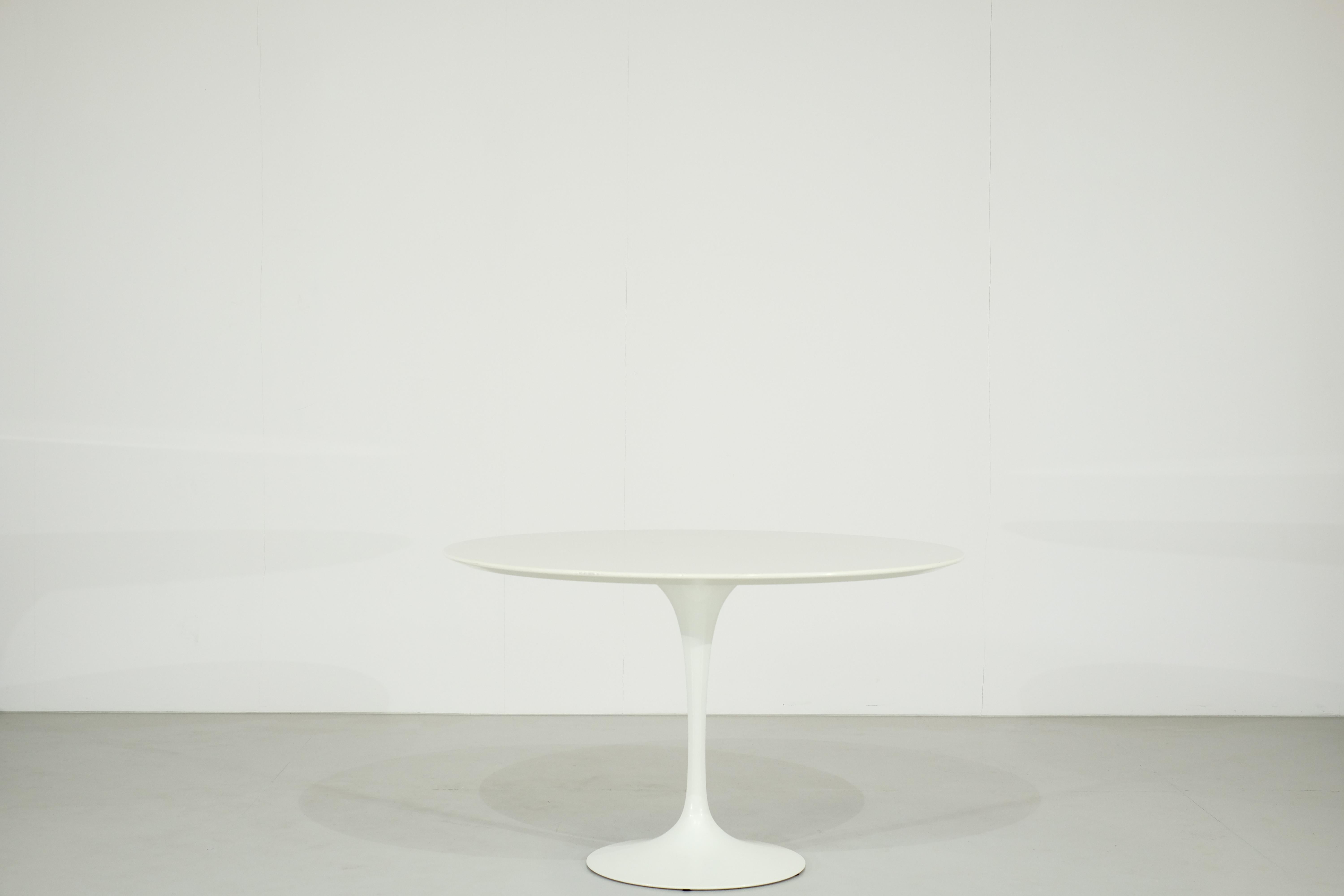 Magnificent tulip footed table designed by Eero Saarinen for Knoll Studio in the 1990s.


The table is in its original condition and has not been modified.

The tablet shows some signs of wear due to time but remains in very good vintage