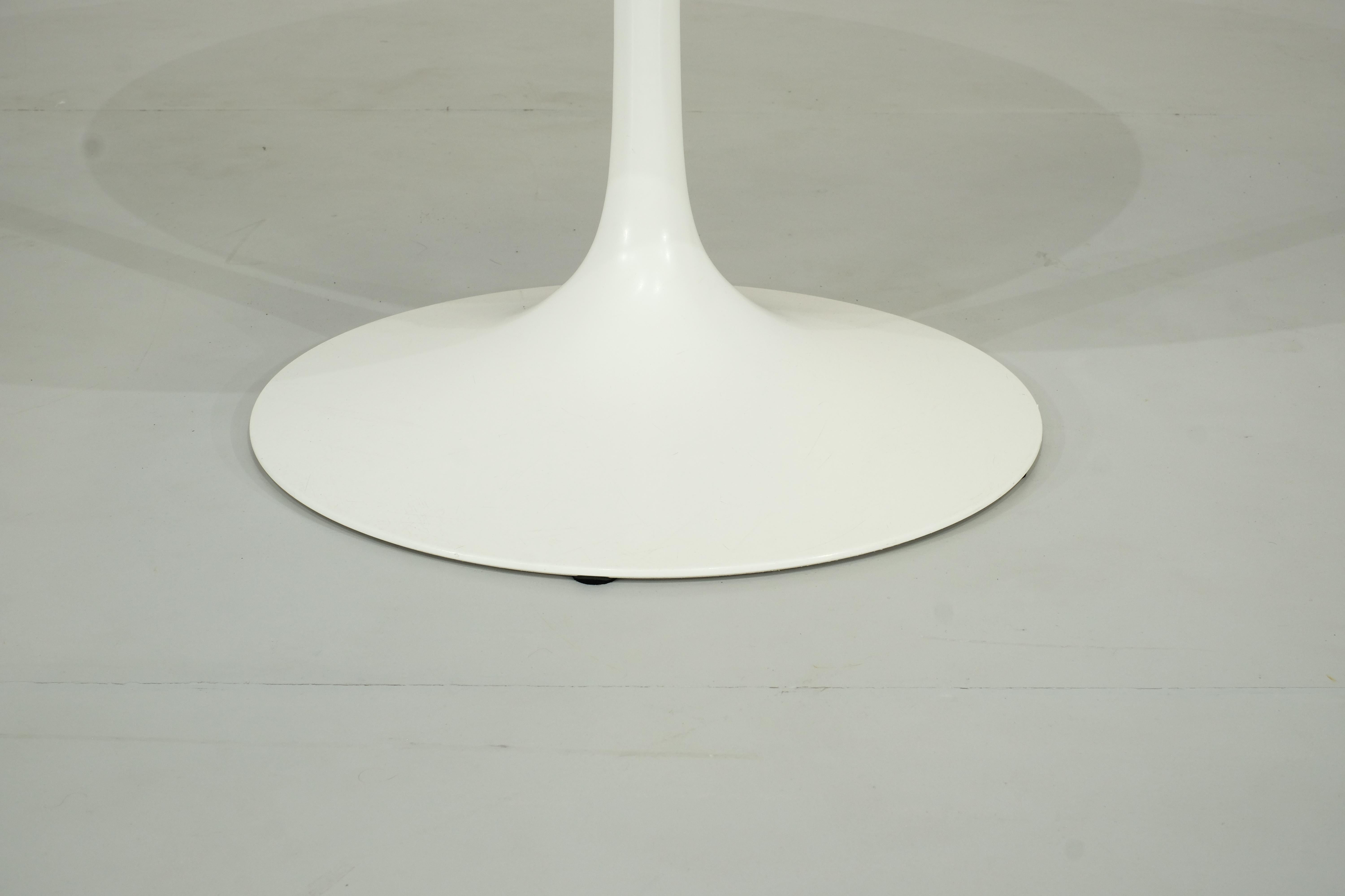 Mid-Century Modern Original white laminate  Saarinen dining table - 1990s