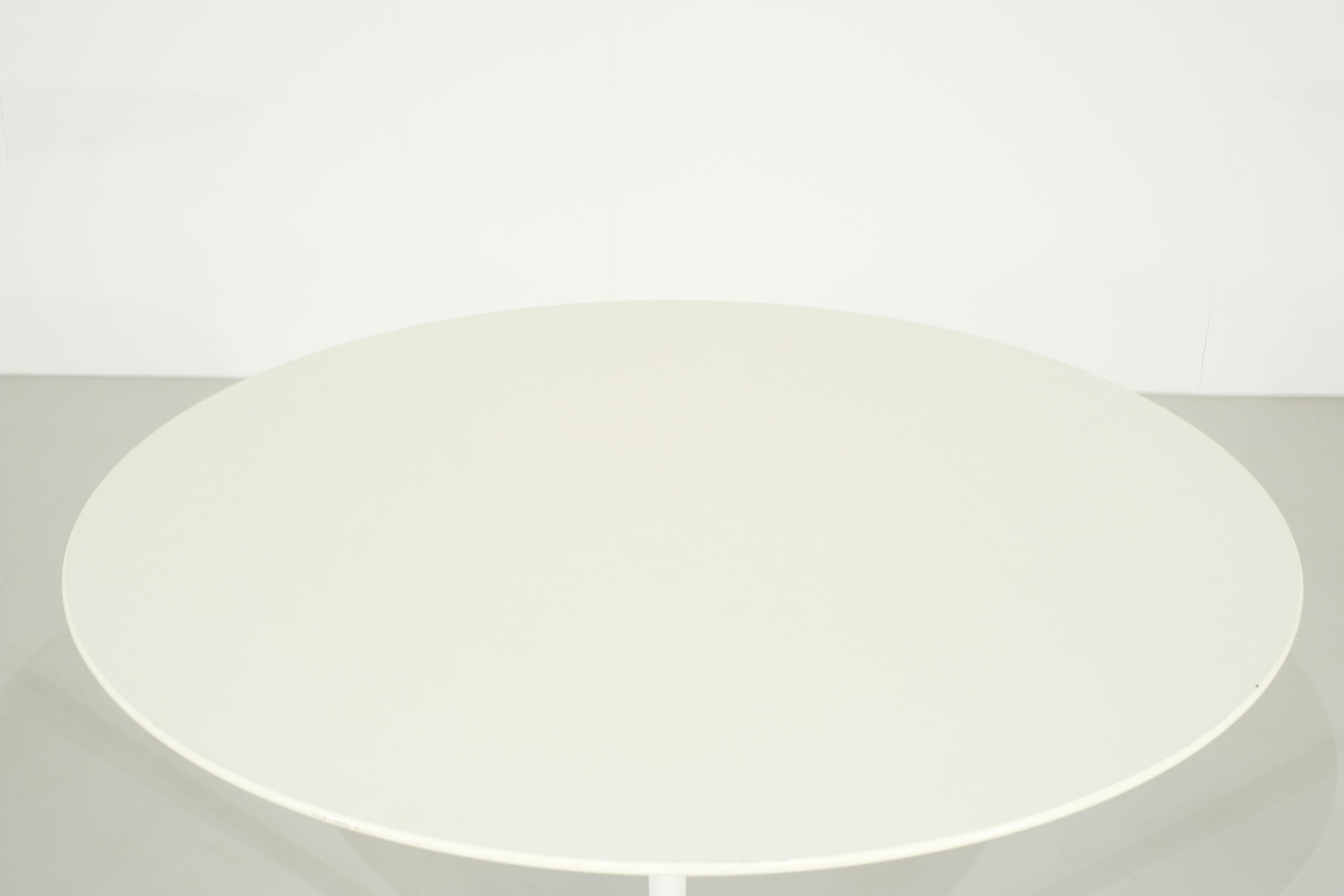 Original white laminate  Saarinen dining table - 1990s In Good Condition In Uccle, Bruxelles