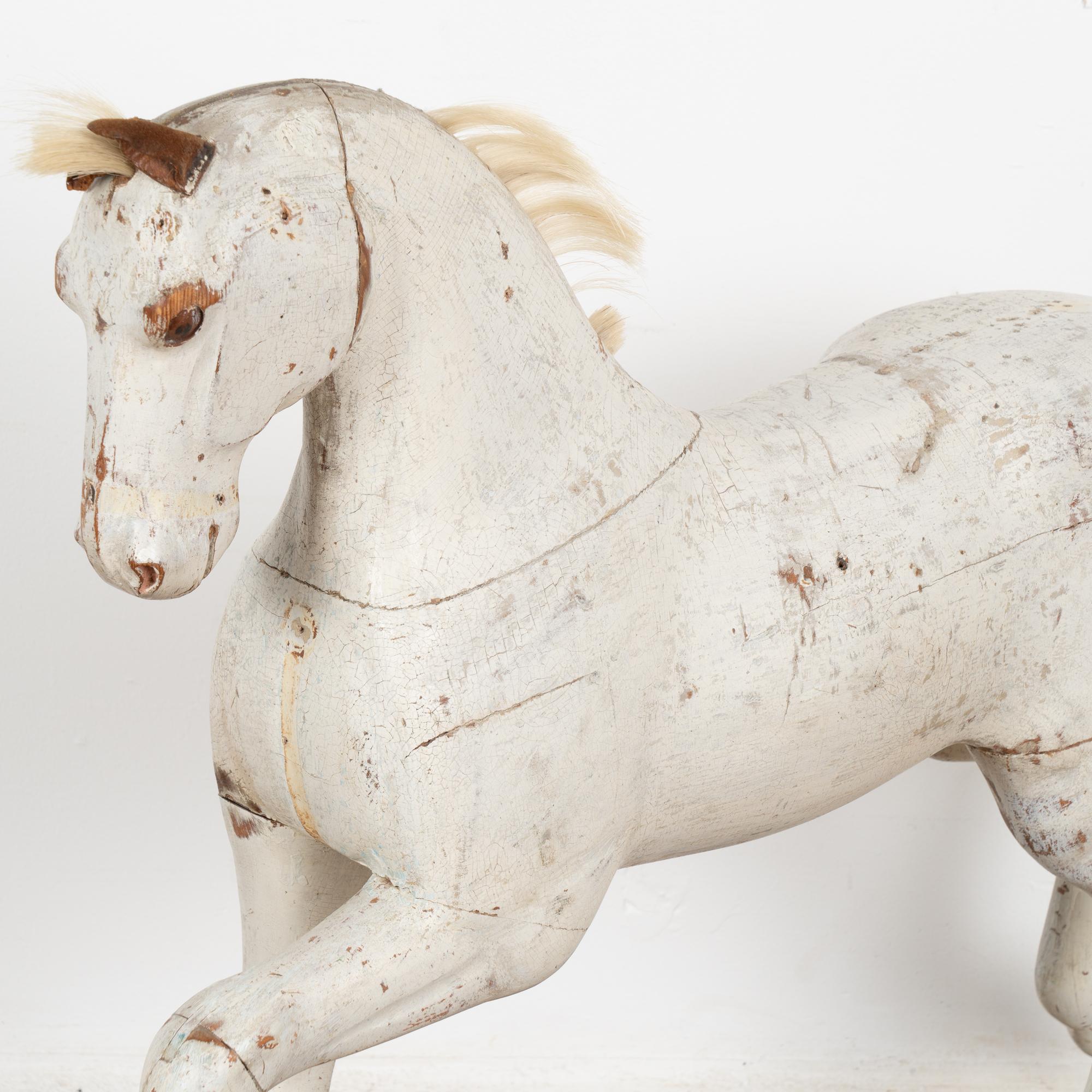 Original White Painted Carved Pine Horse, Sweden circa 1880 In Good Condition For Sale In Round Top, TX