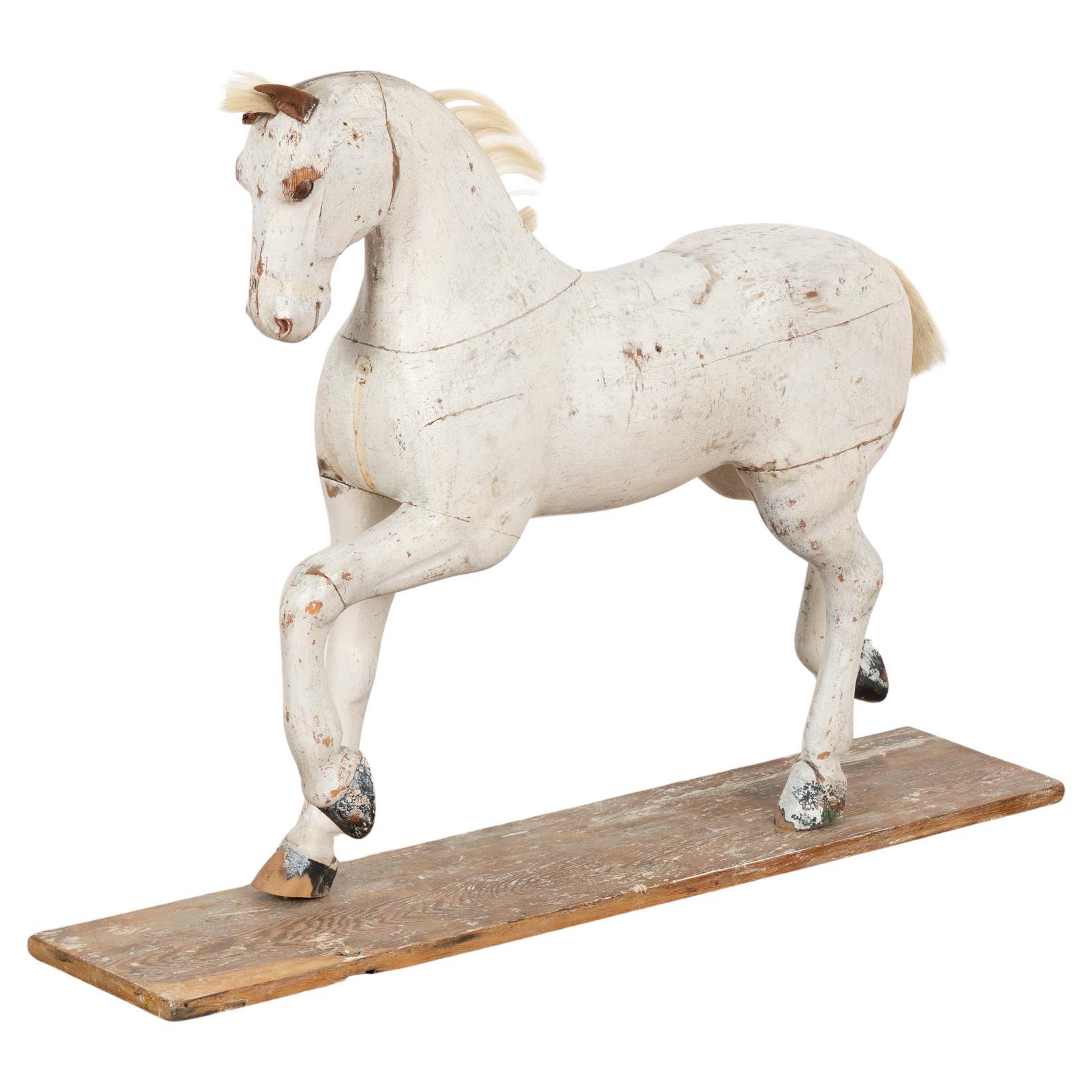 Cheval original en pin sculpté et peint en blanc, Suède vers 1880 en vente