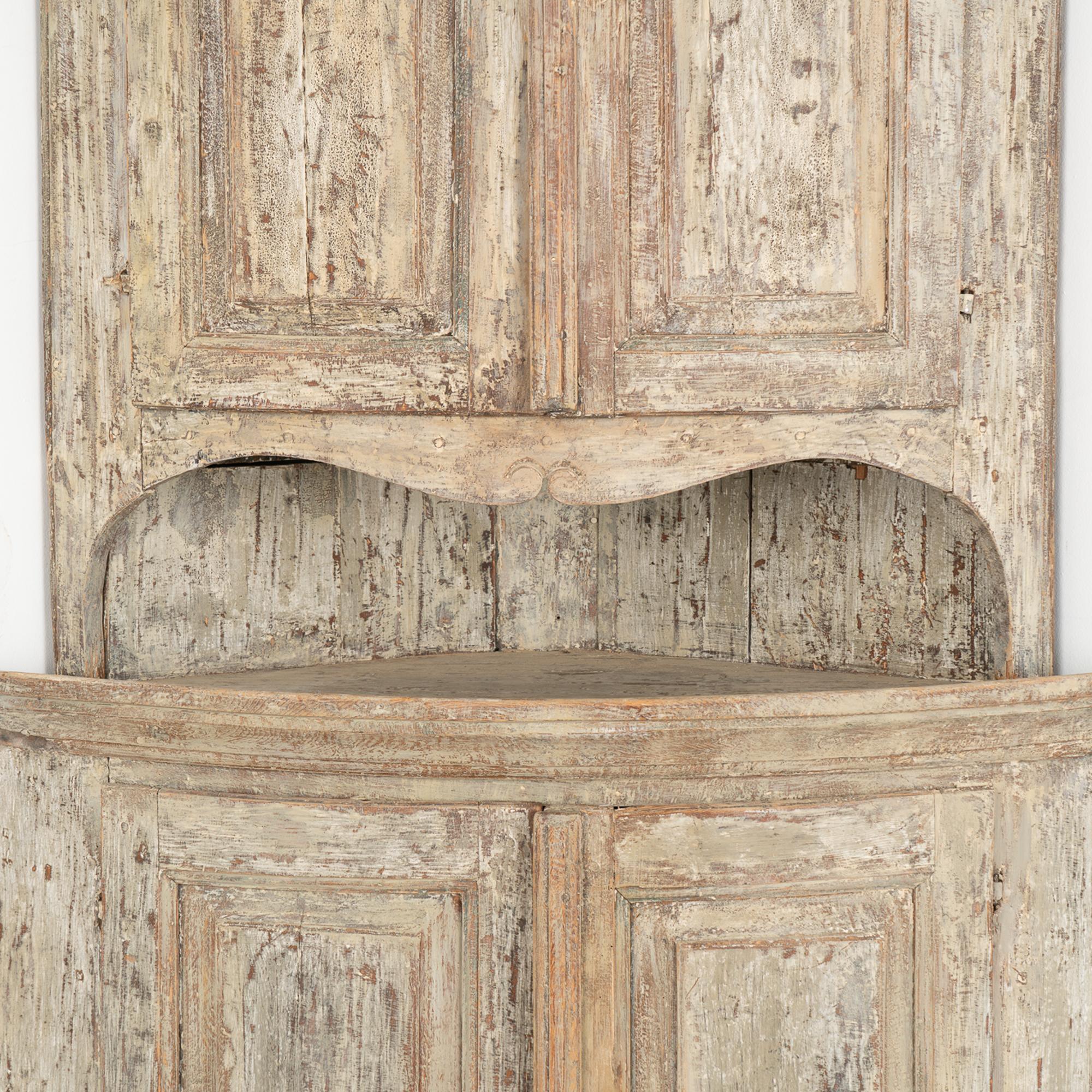 Originaler weiß gestrichener Eckschrank, Schweden um 1820-40 im Zustand „Gut“ im Angebot in Round Top, TX