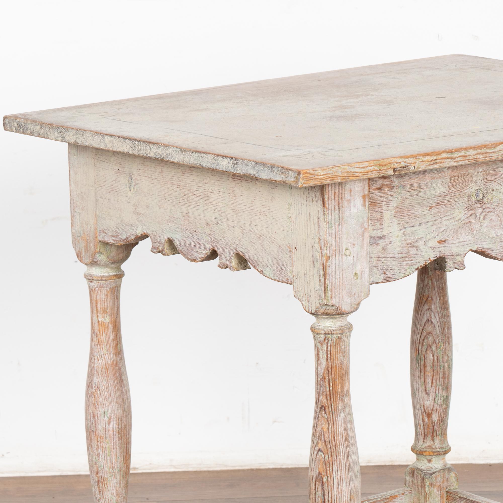 Table d'appoint originale peinte en blanc avec un seul tiroir, Suède vers 1860-80 en vente 3