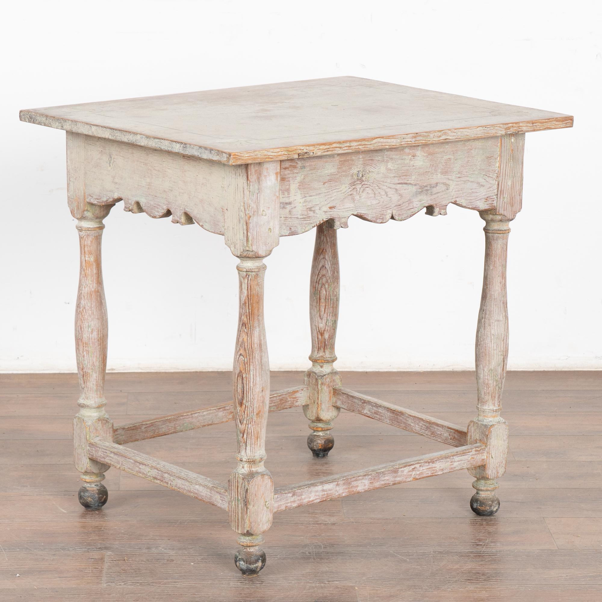 Table d'appoint originale peinte en blanc avec un seul tiroir, Suède vers 1860-80 en vente 6