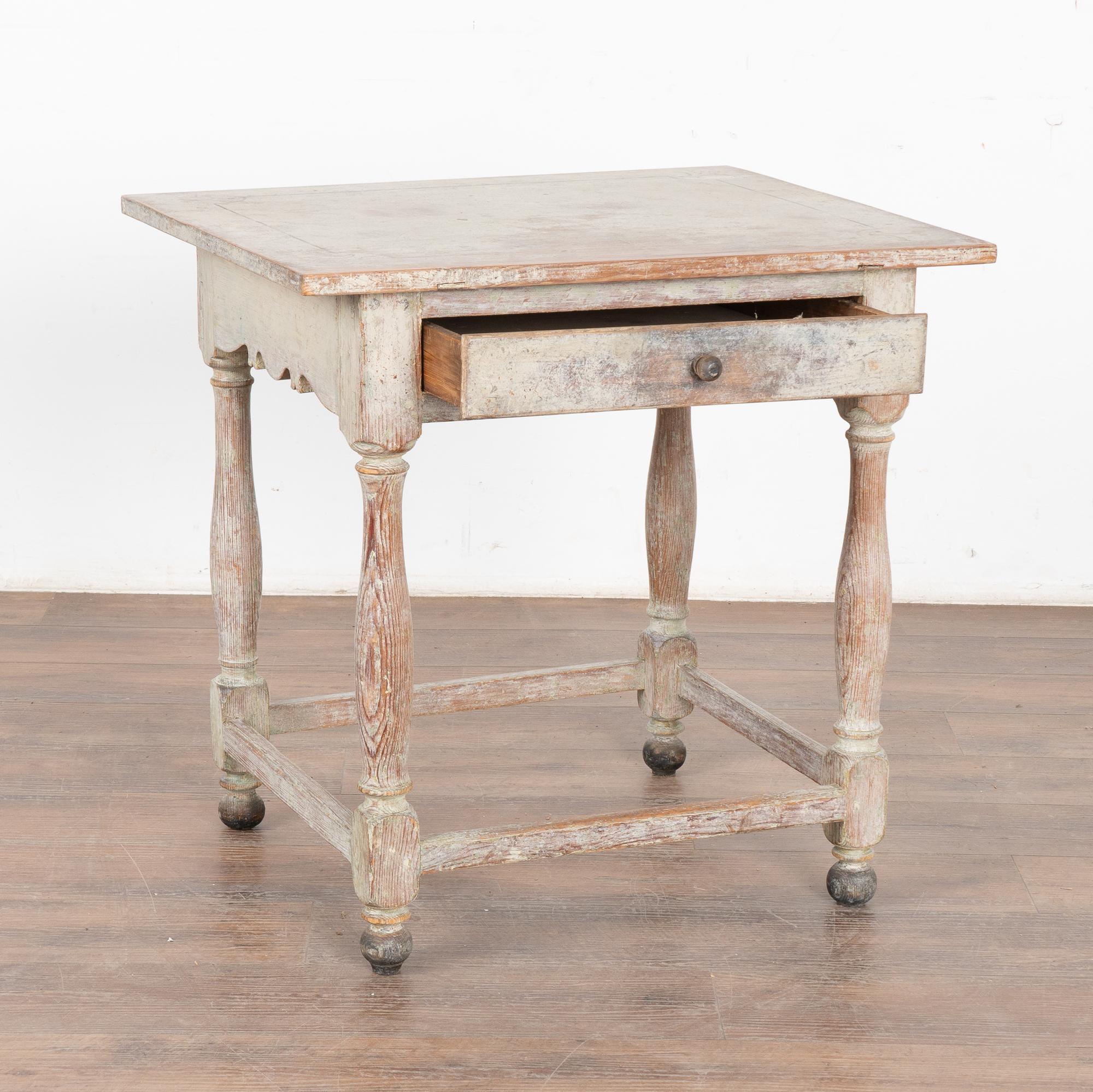 Country Table d'appoint originale peinte en blanc avec un seul tiroir, Suède vers 1860-80 en vente