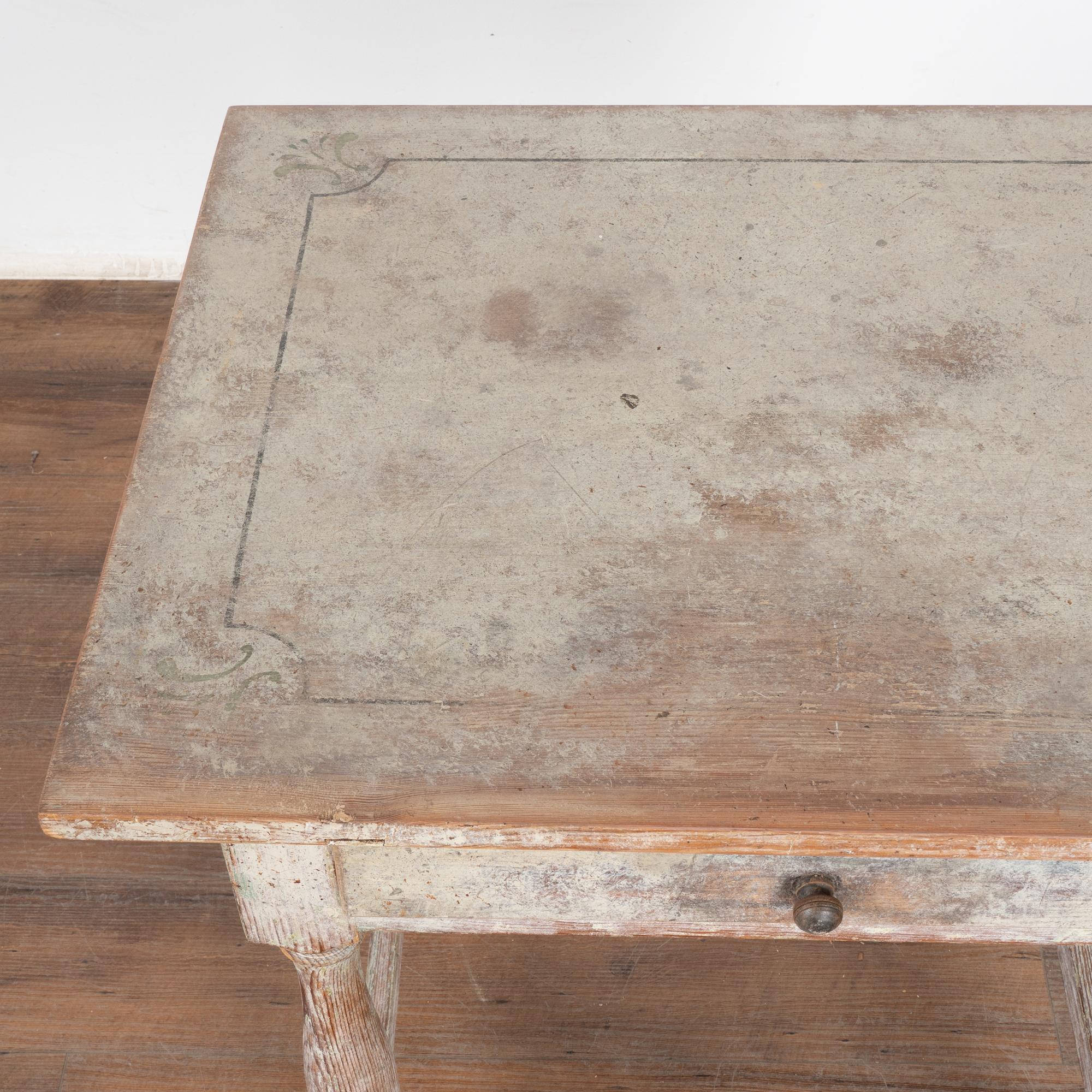 Table d'appoint originale peinte en blanc avec un seul tiroir, Suède vers 1860-80 Bon état - En vente à Round Top, TX