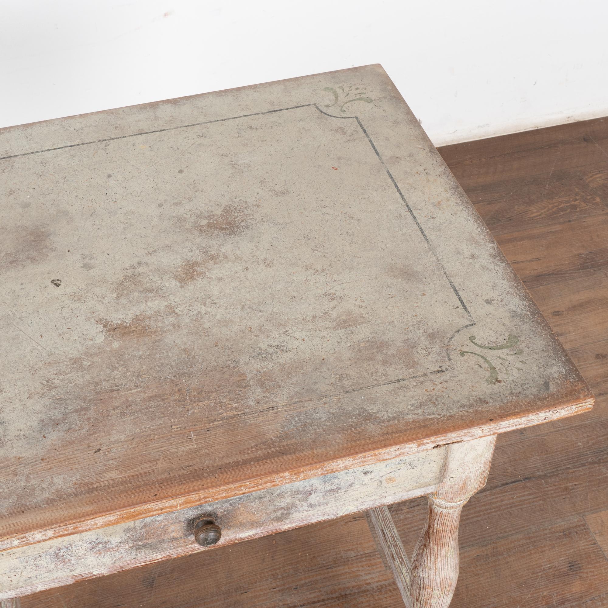 XIXe siècle Table d'appoint originale peinte en blanc avec un seul tiroir, Suède vers 1860-80 en vente