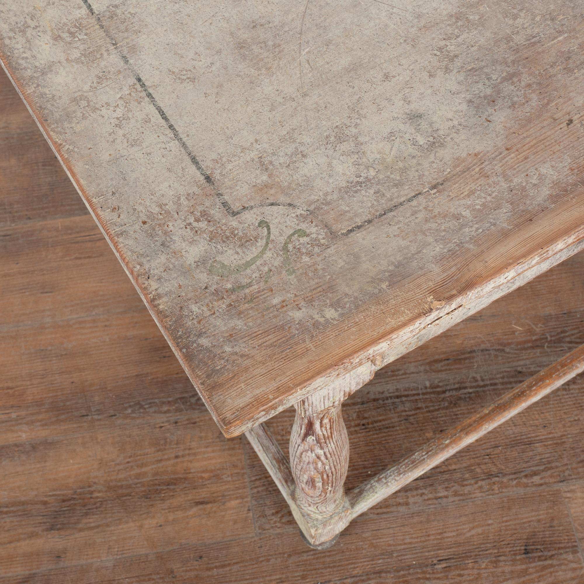 Pin Table d'appoint originale peinte en blanc avec un seul tiroir, Suède vers 1860-80 en vente