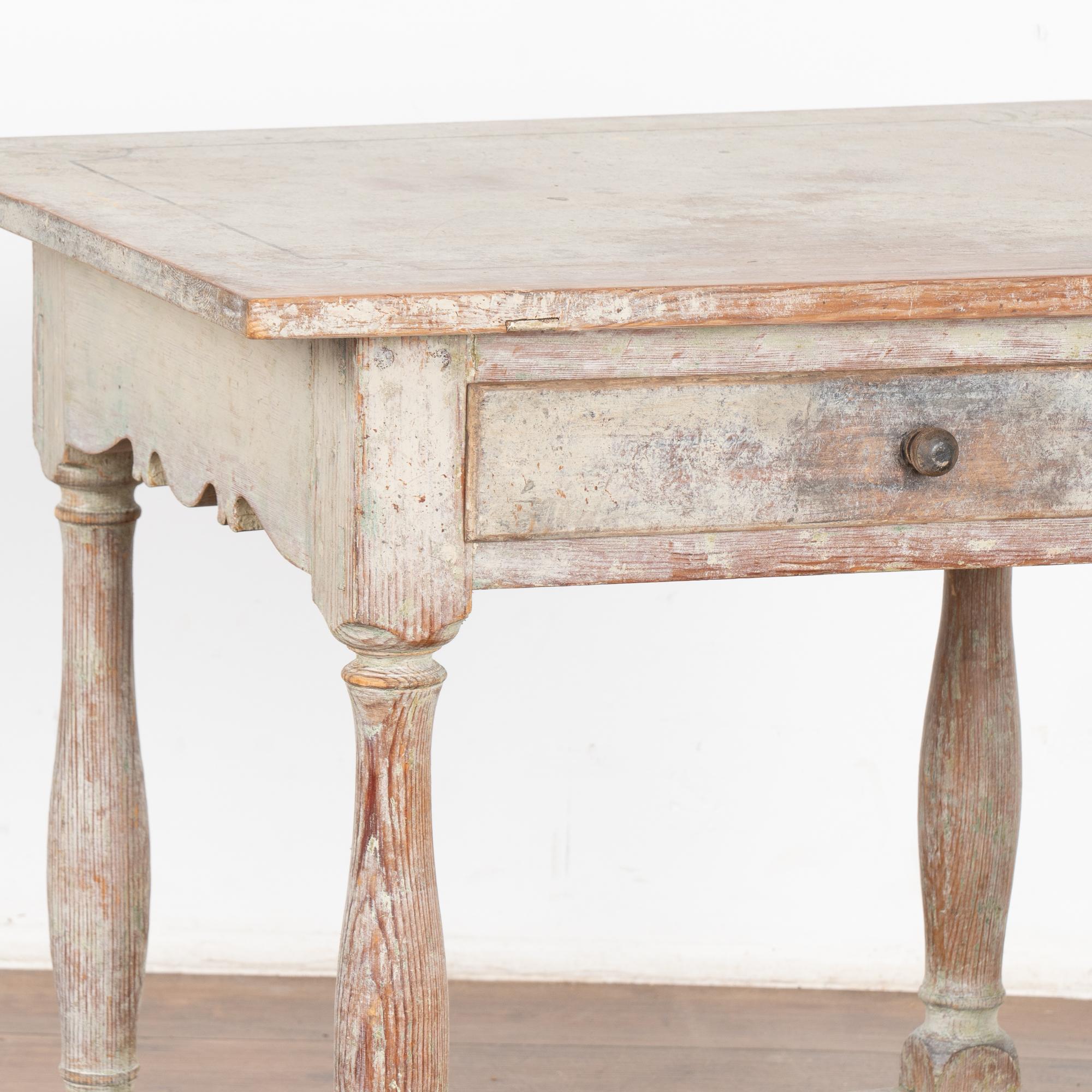 Table d'appoint originale peinte en blanc avec un seul tiroir, Suède vers 1860-80 en vente 1