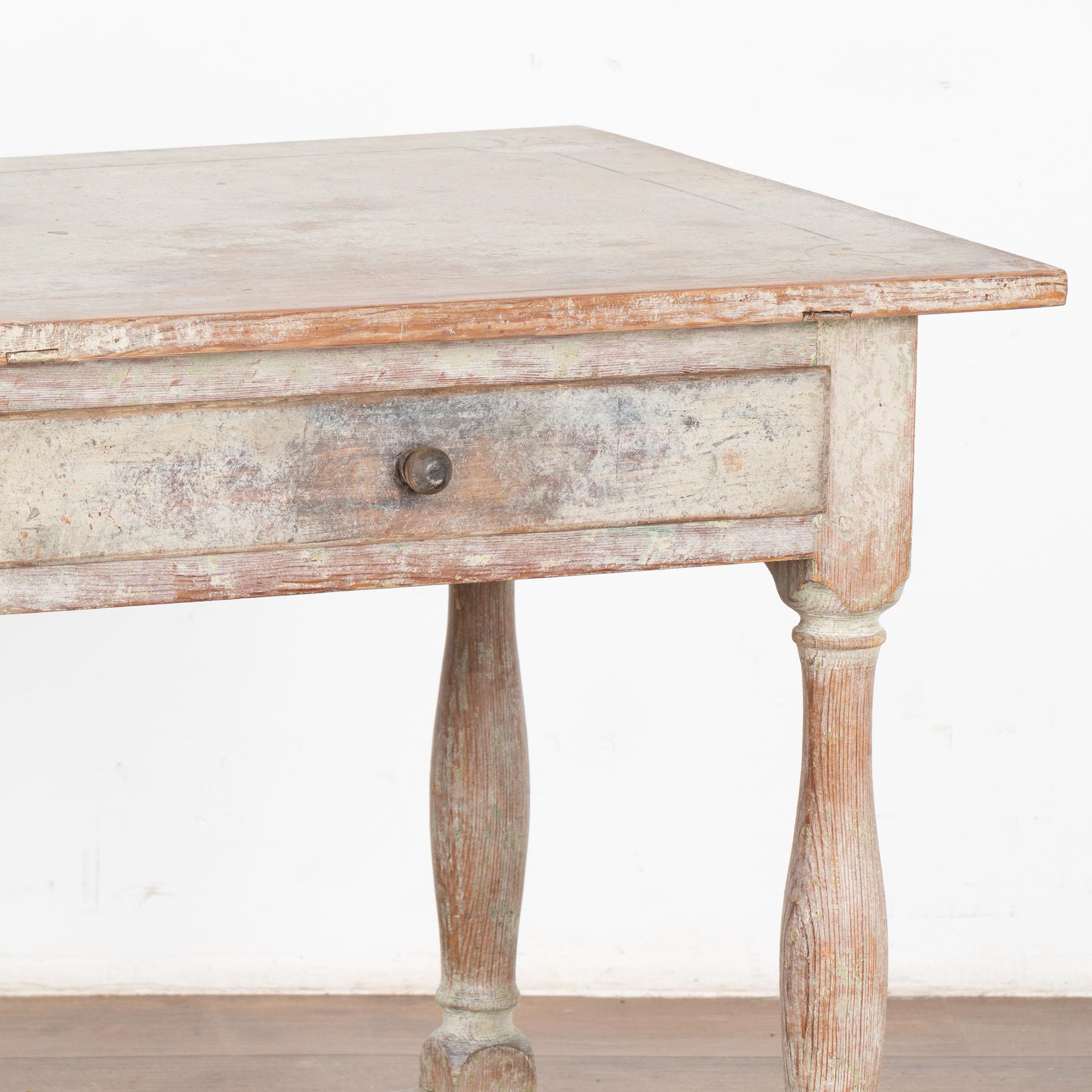 Table d'appoint originale peinte en blanc avec un seul tiroir, Suède vers 1860-80 en vente 2
