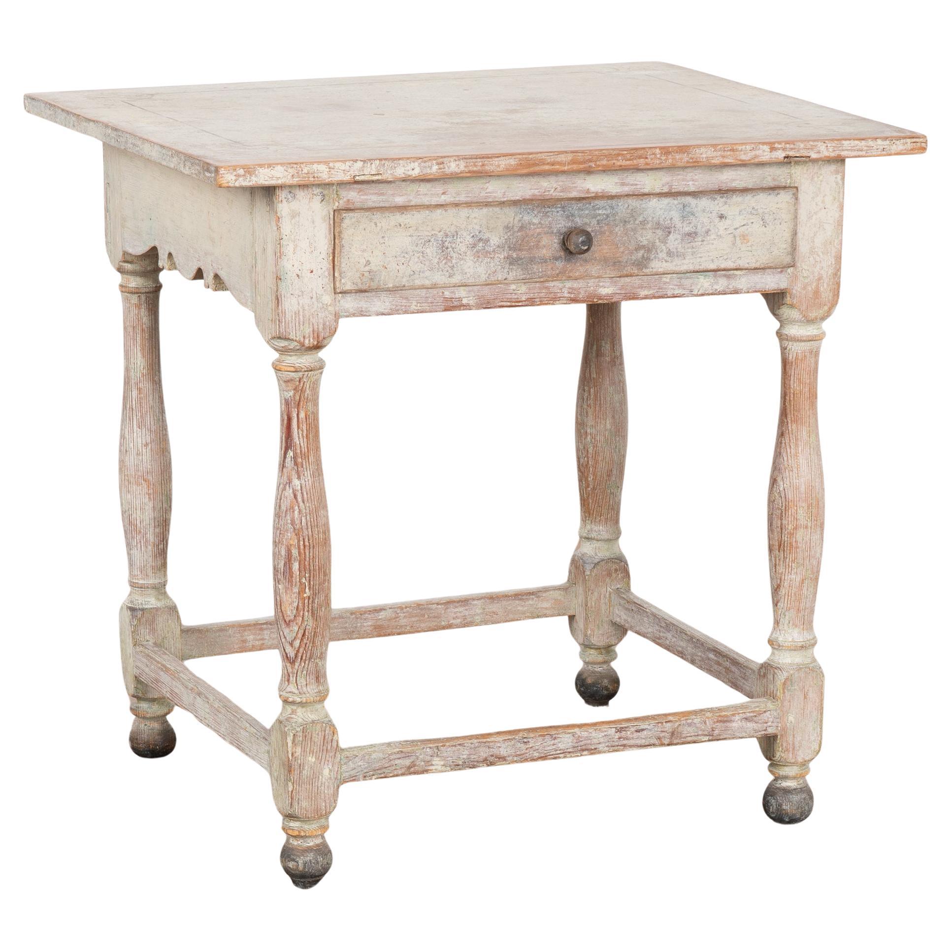 Original mesa auxiliar pintada de blanco con un solo cajón, Suecia circa 1860-80
