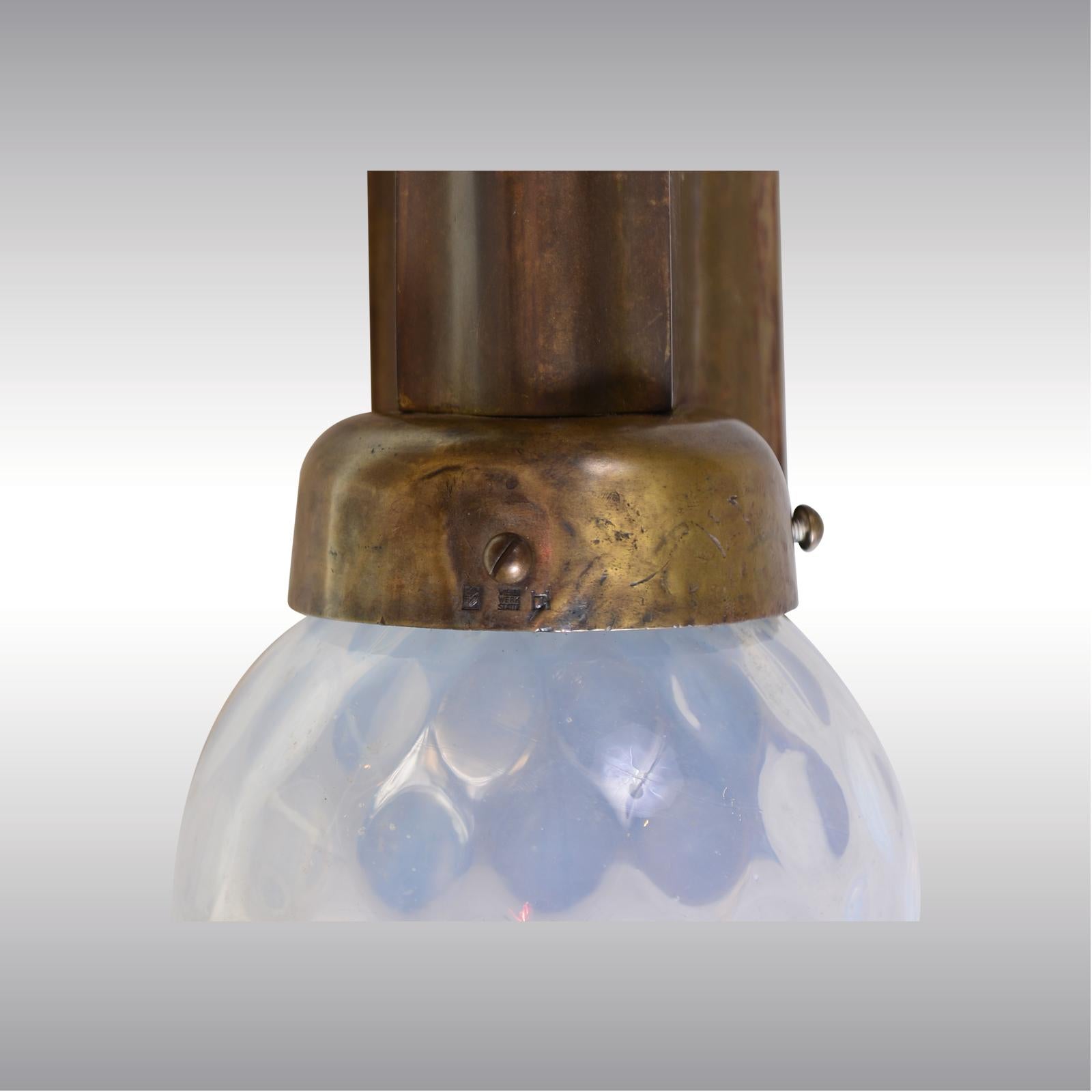 Sehr seltene Wandlampe mit einer schönen natürlichen Patina. Messing mit Marken: Rosenmarke und 