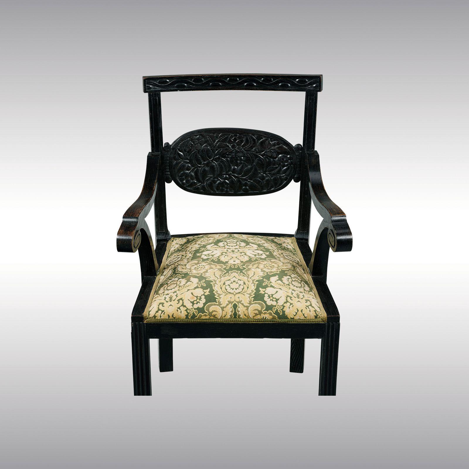 Un eccellente esempio della fase più decorativa di Josef Hoffmann, prima della Prima Guerra Mondiale. Il falegname Jakob Soulek per la Wiener Werkstätte. Esposta per la prima volta nel 1912 al Museum für Kunst und Industrie (MAK), in legno di pero,