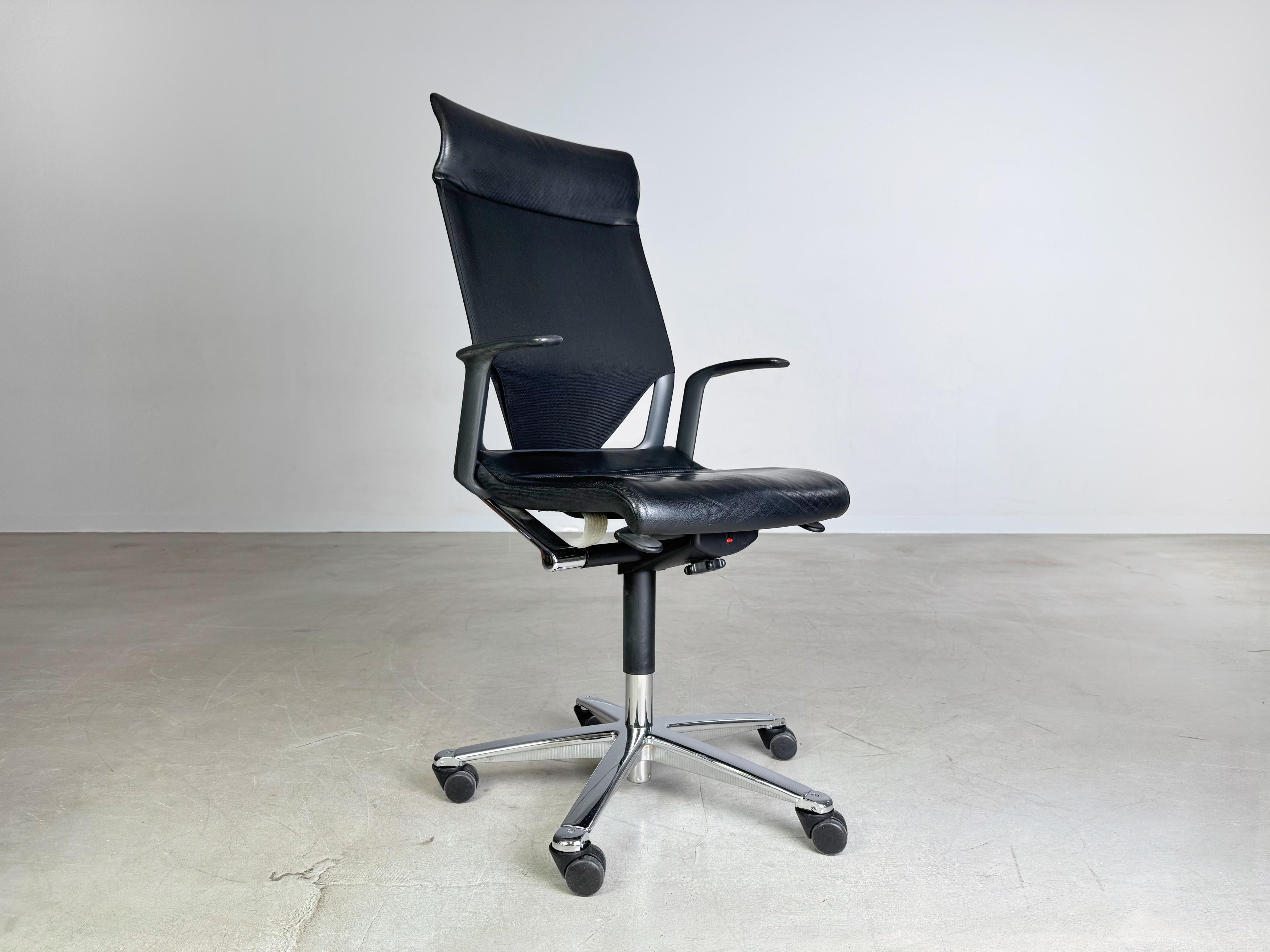 Ti offriamo un'ottima cucina Wilkhahn Modus Chefsessel da acquistare. L'höhenverstellbare Stuhl si basa su un'arrembante struttura a cinghie, che permette di lavorare in modo confortevole.

Zustand: Guter gebrauchter Zustand mit altersbedingten