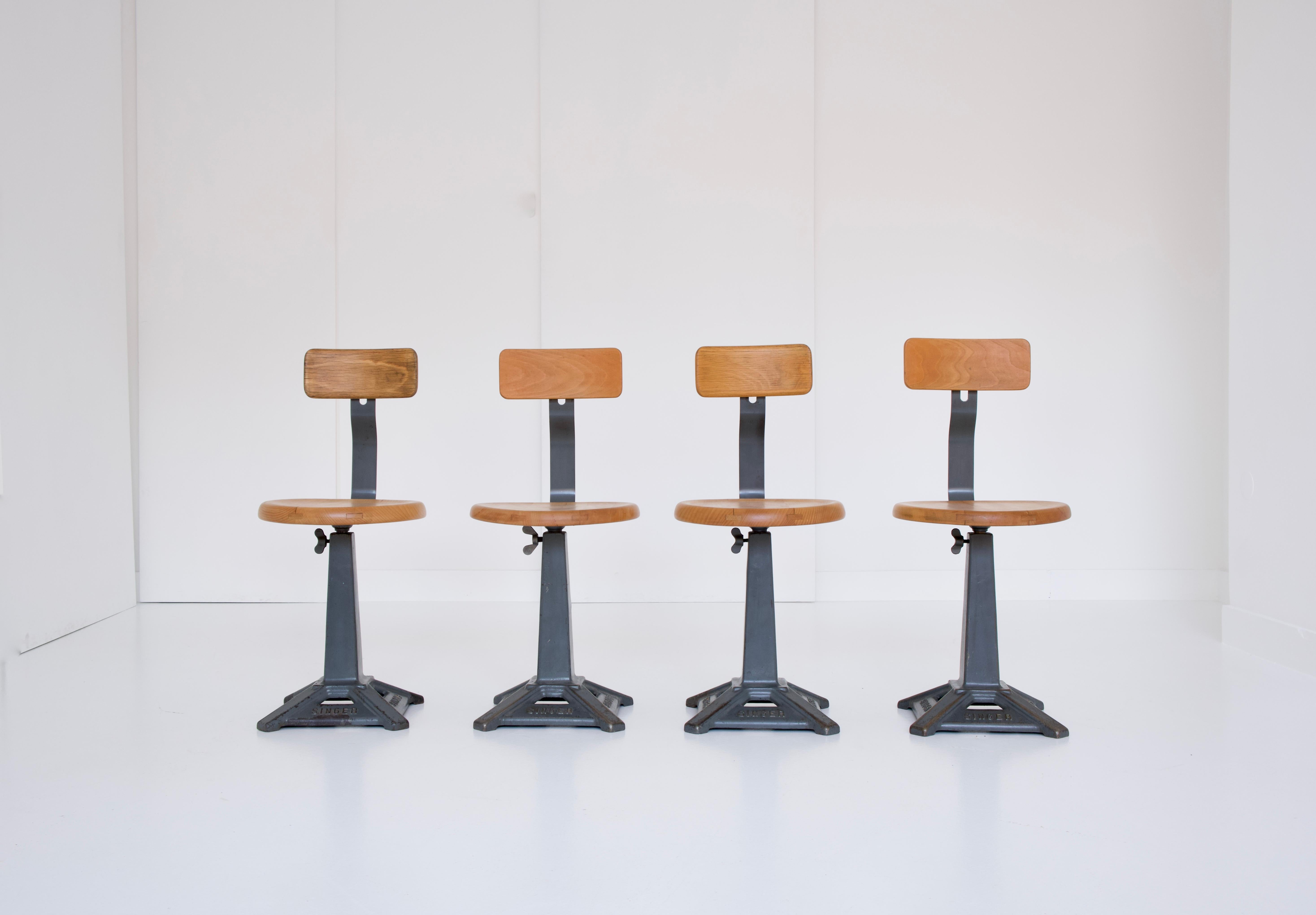 The singer stools are becoming increasingly rare. We have nevertheless found a set of chairs in excellent condition with perfect patina. The chairs are adjustable in height by turning. The backrest can be easily dismantled if you prefer stools. Seat