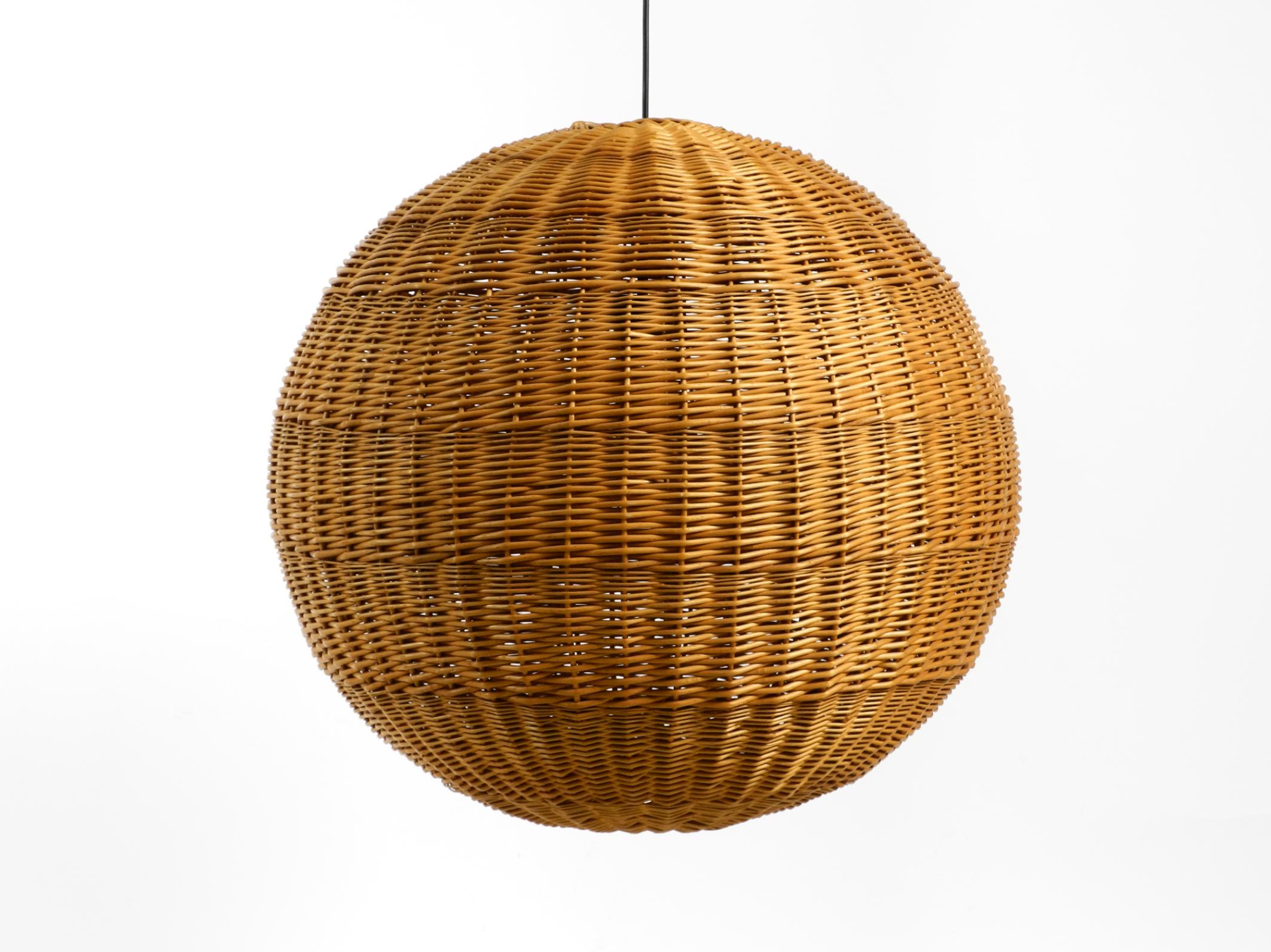 Bellissima, rara, enorme lampada a sospensione sferica in rattan del Mid-Century Modern.
Tipico design di alta qualità degli anni '50.
Condizioni vintage molto buone, senza danni alla trama del rattan. La trama è in ottime condizioni.
Il paralume ha