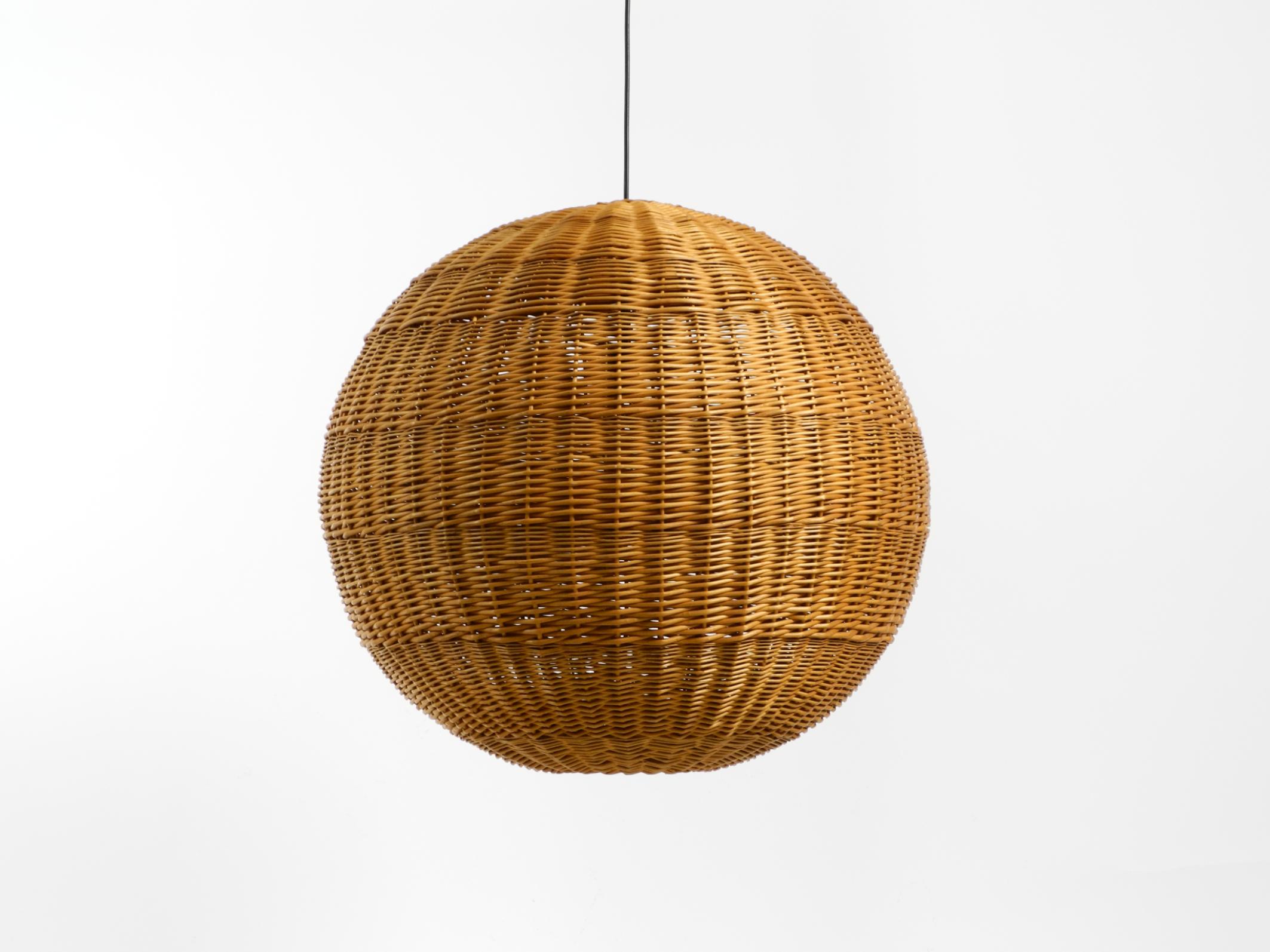 Lampada a sospensione a sfera in rattan originale XXL  Medio Secolo Moderno  Ø 66 cm  26