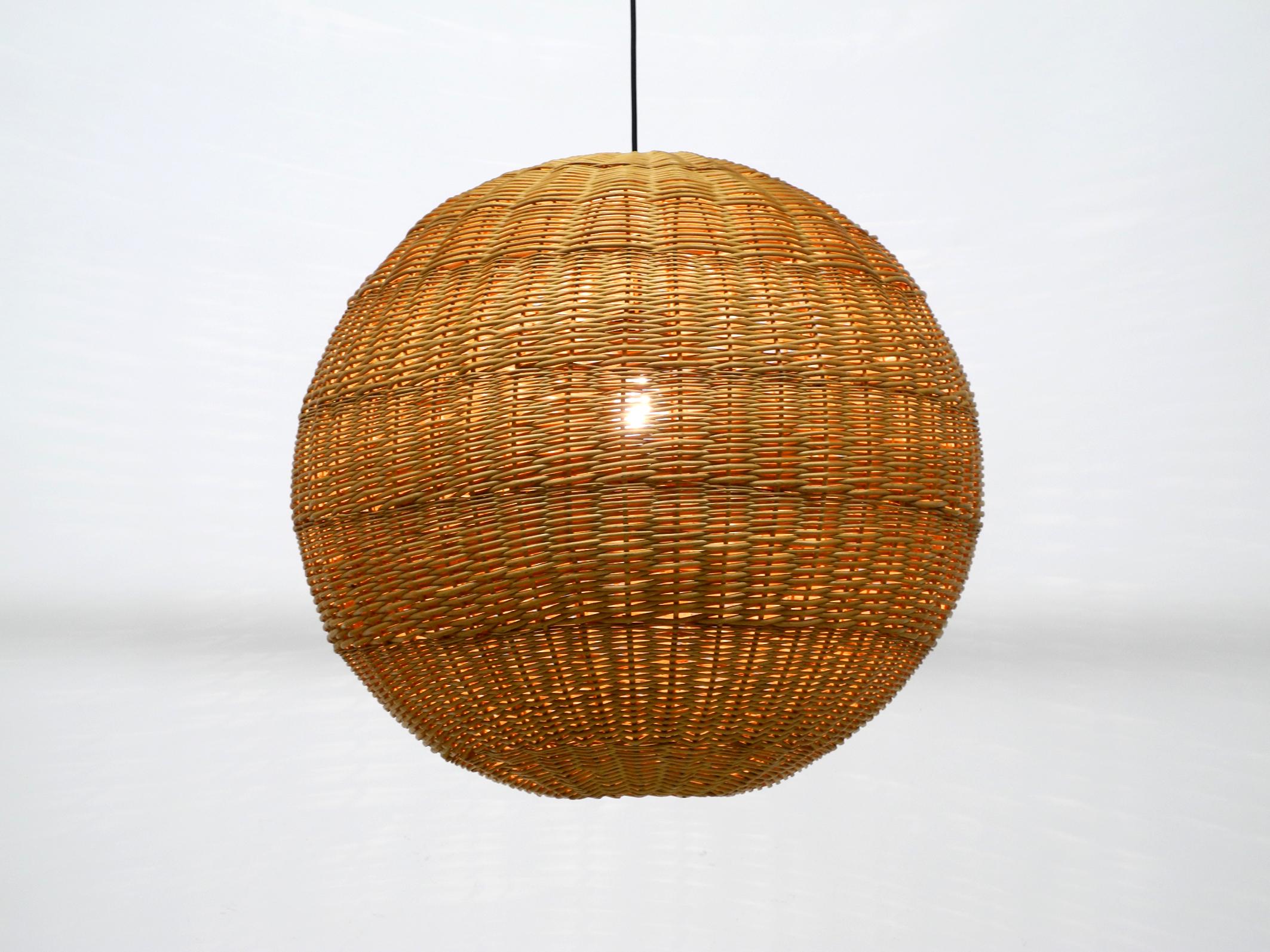 Lampada a sospensione a sfera in rattan originale XXL  Medio Secolo Moderno  Ø 66 cm  26