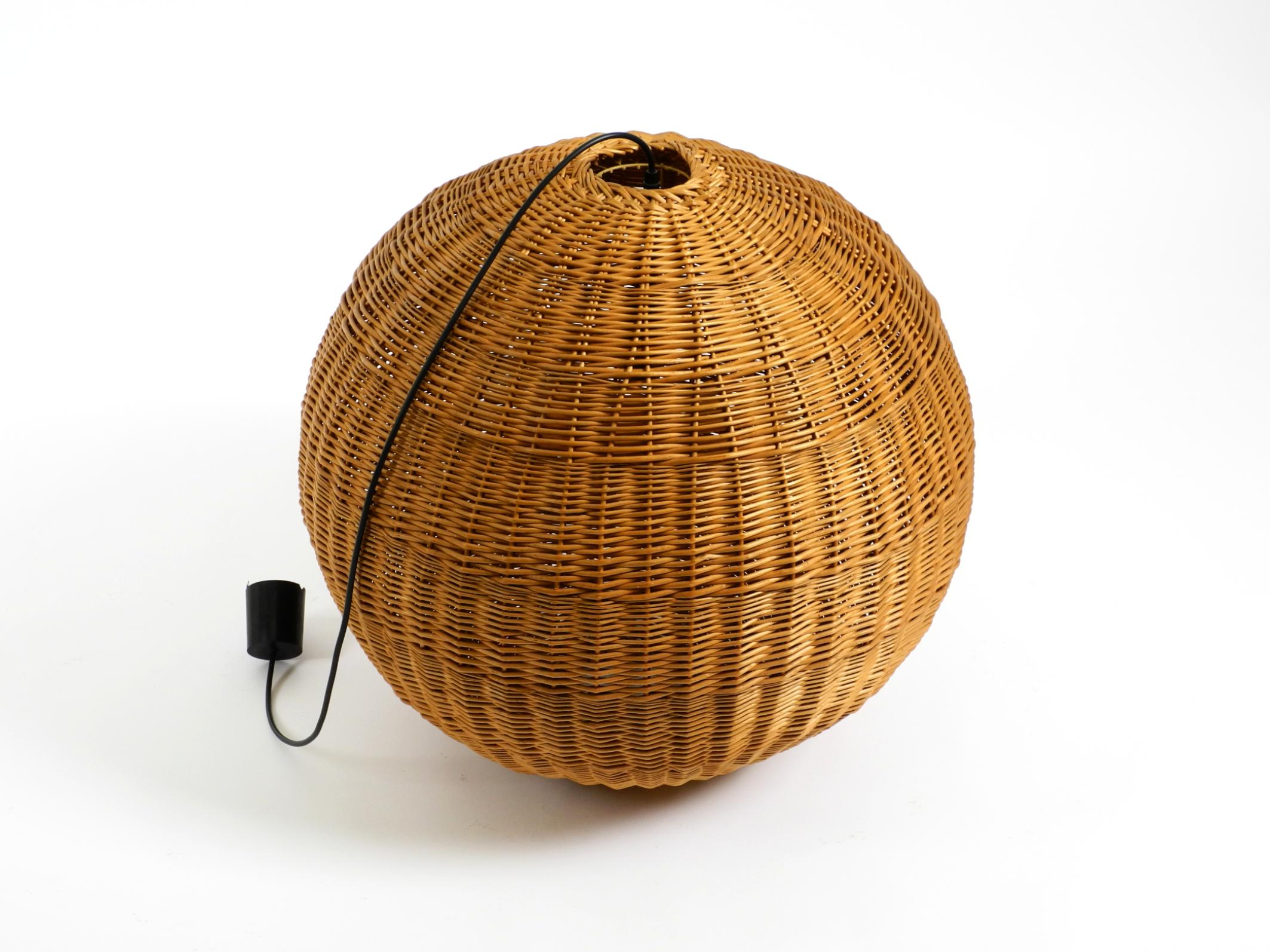 Metà XX secolo Lampada a sospensione a sfera in rattan originale XXL  Medio Secolo Moderno  Ø 66 cm  26