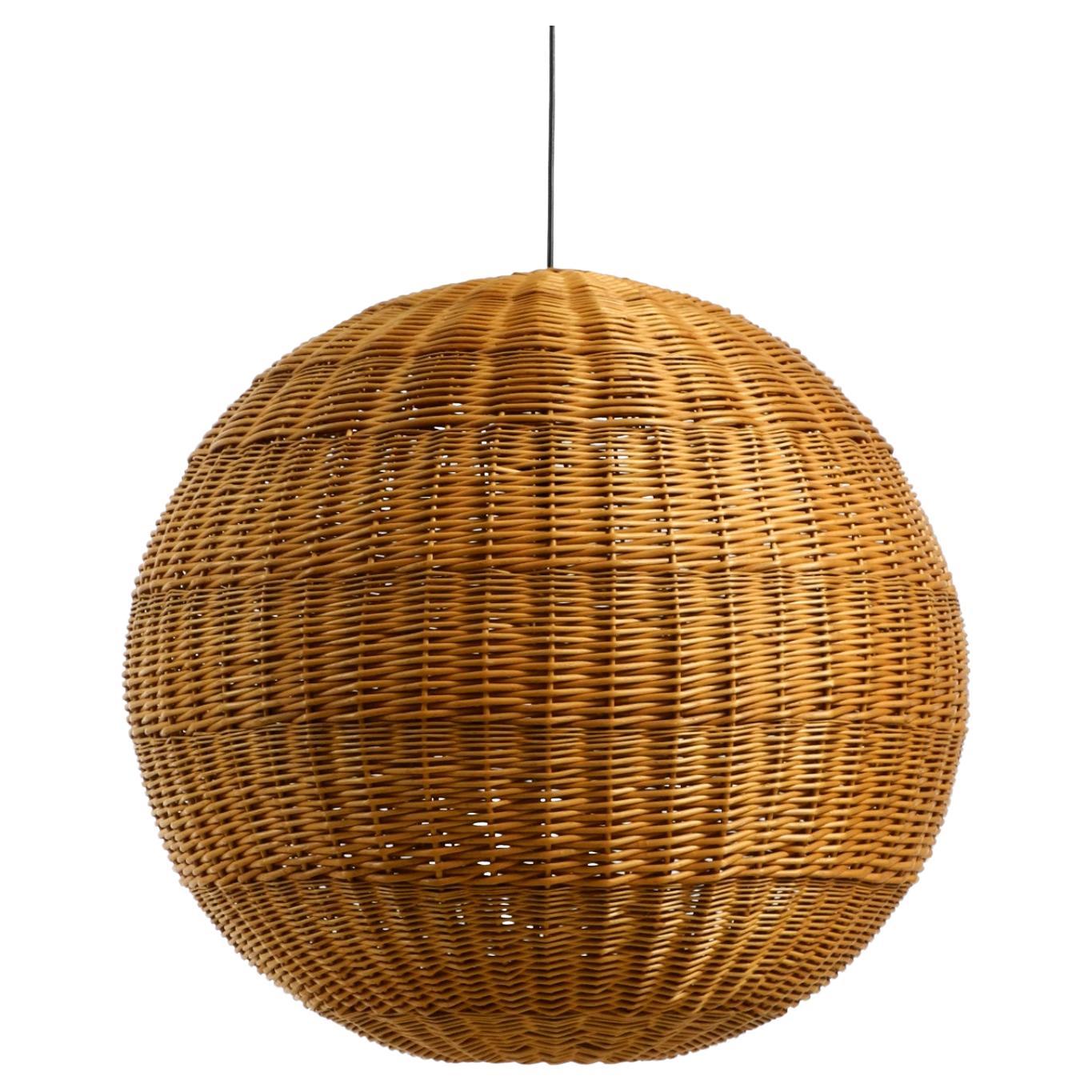 Lampada a sospensione a sfera in rattan originale XXL  Medio Secolo Moderno  Ø 66 cm  26" in vendita