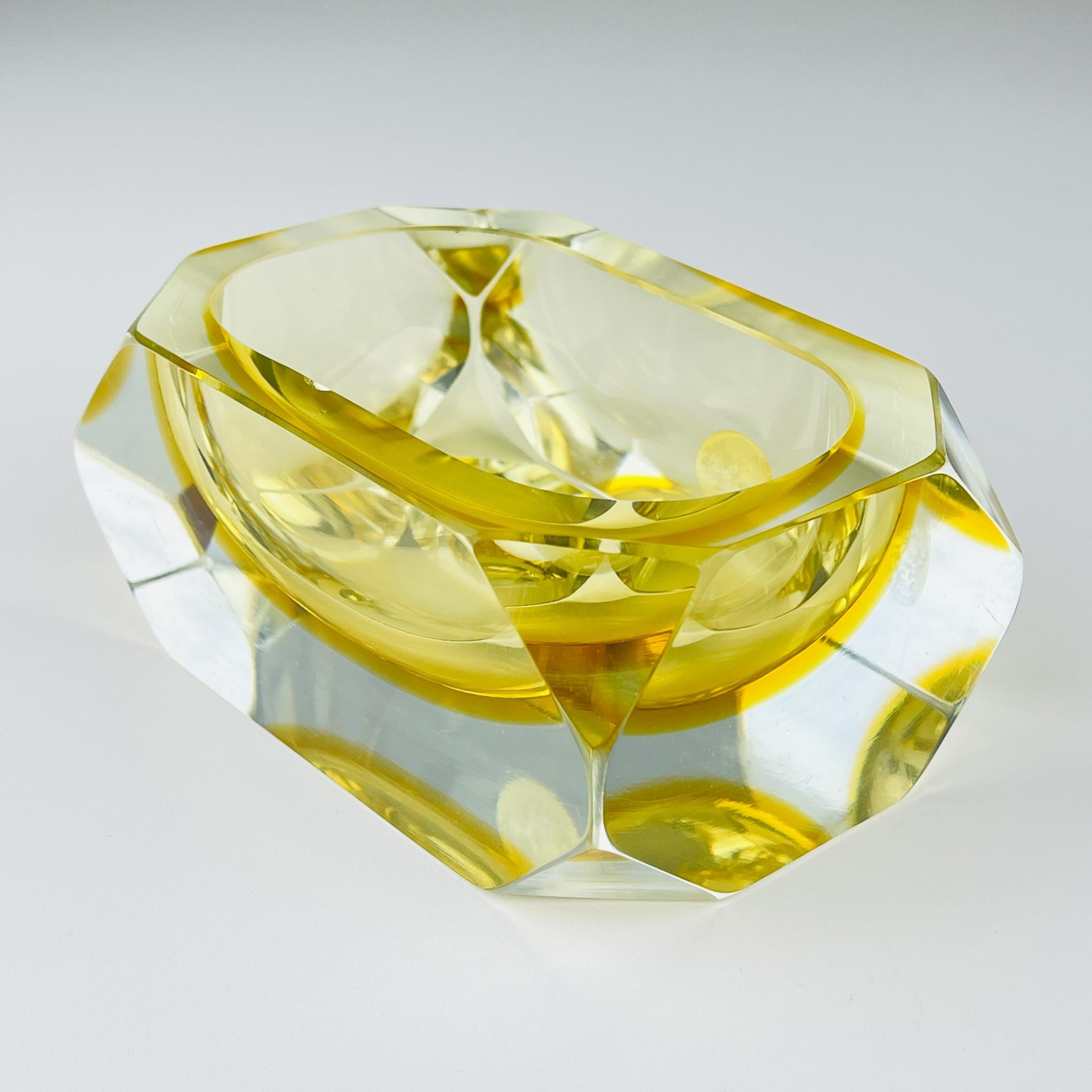 Original yellow murano glass ashtray by Bucella Cristalli Murano, Italy, 1970s For Sale 5