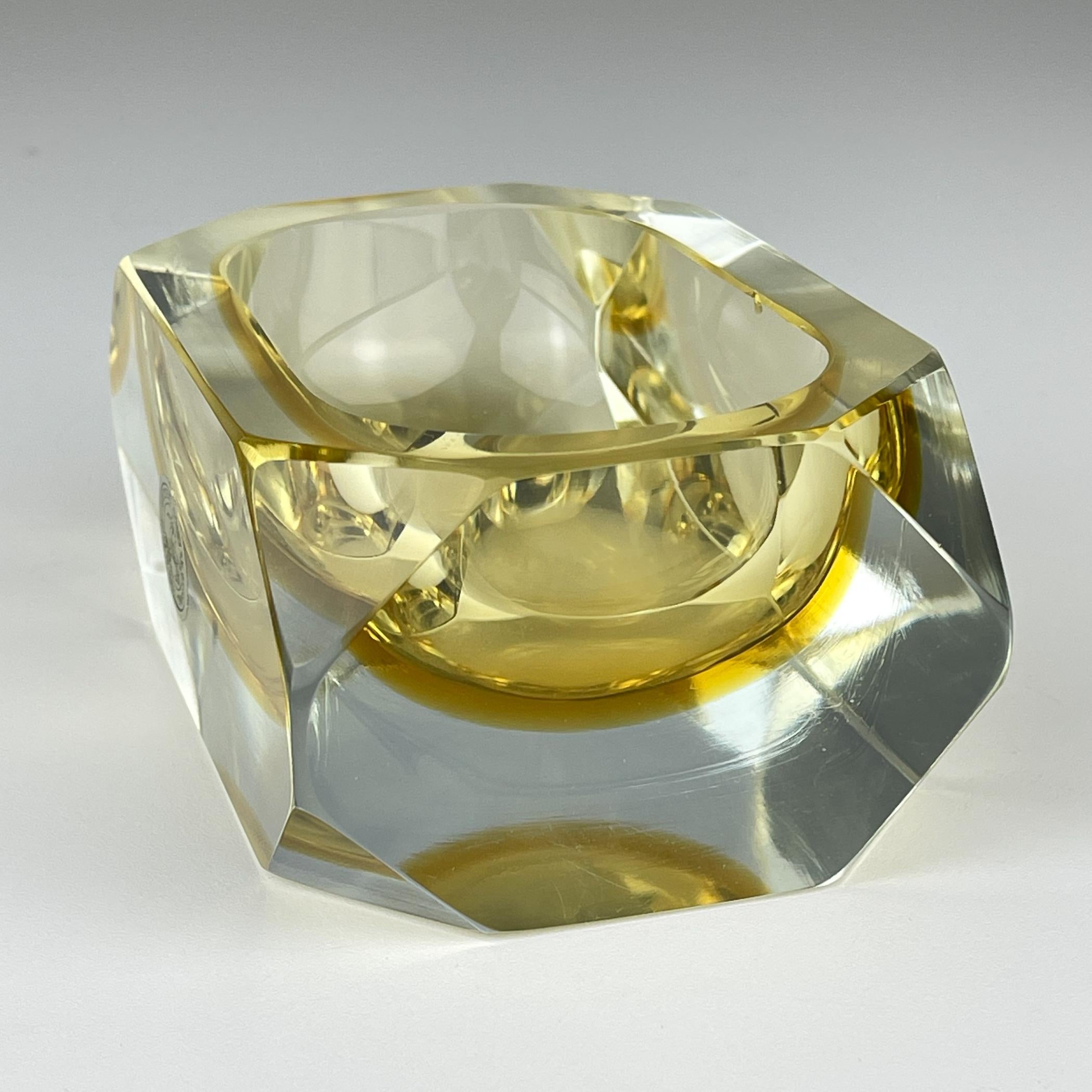 Vintage Murano glass ashtray by Bucella Cristalli Murano made in Italy in the 1970s.

The bowl is in very good vintage condition. There is a very small chip. The vintage ashtray has the original manufacturer's label 