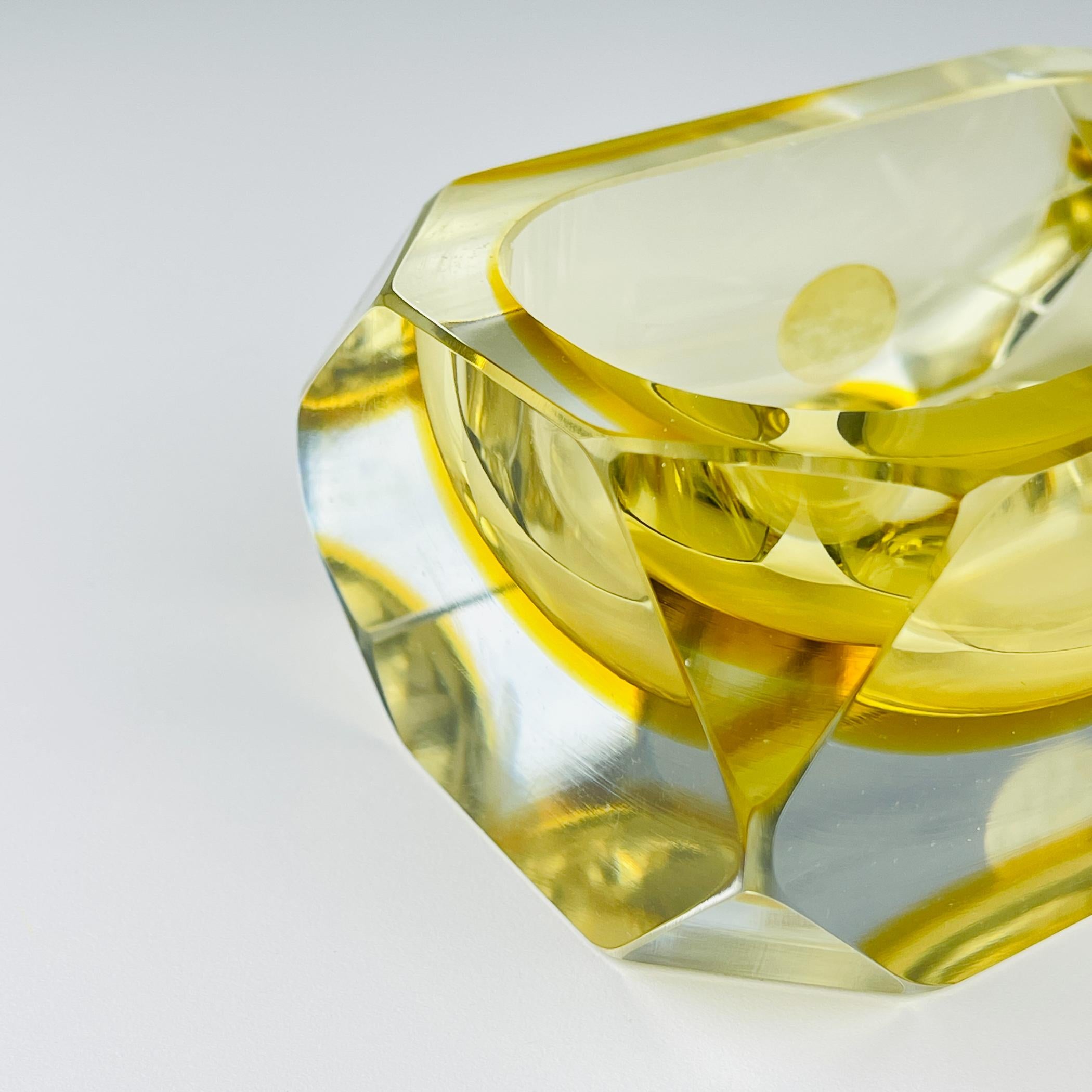 Original yellow murano glass ashtray by Bucella Cristalli Murano, Italy, 1970s In Good Condition For Sale In Miklavž Pri Taboru, SI