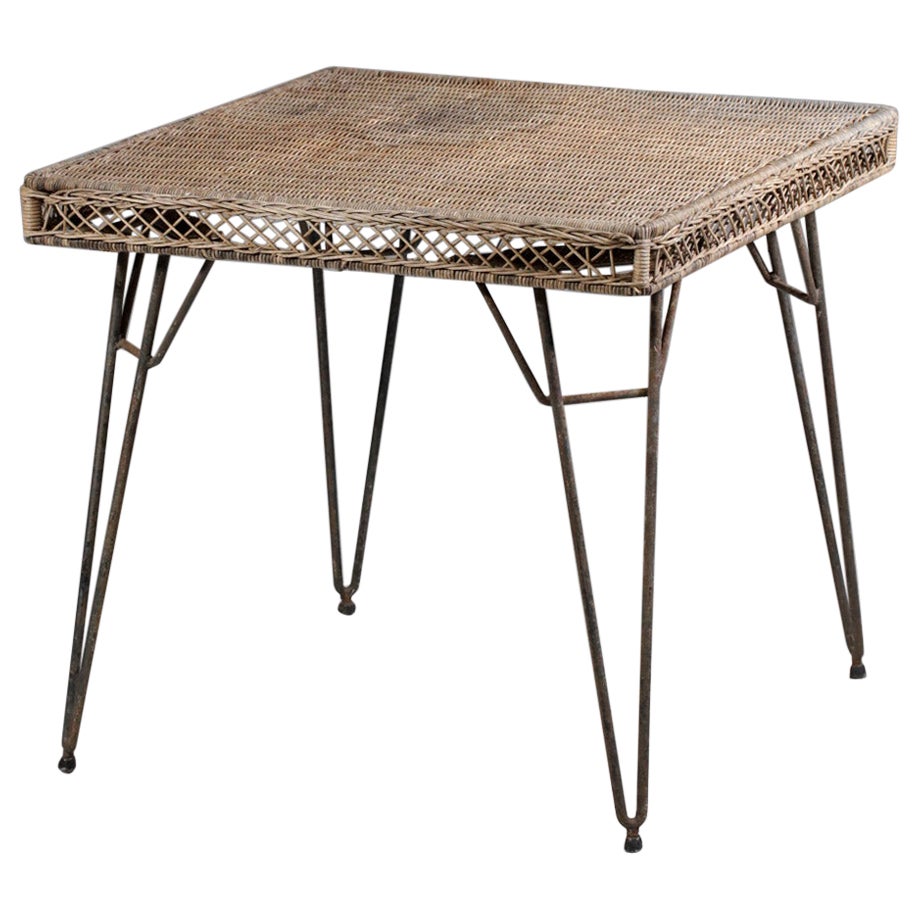 Originale tavolo in rattan intrecciato vintage degli anni '50 nello stile di Matégot F332