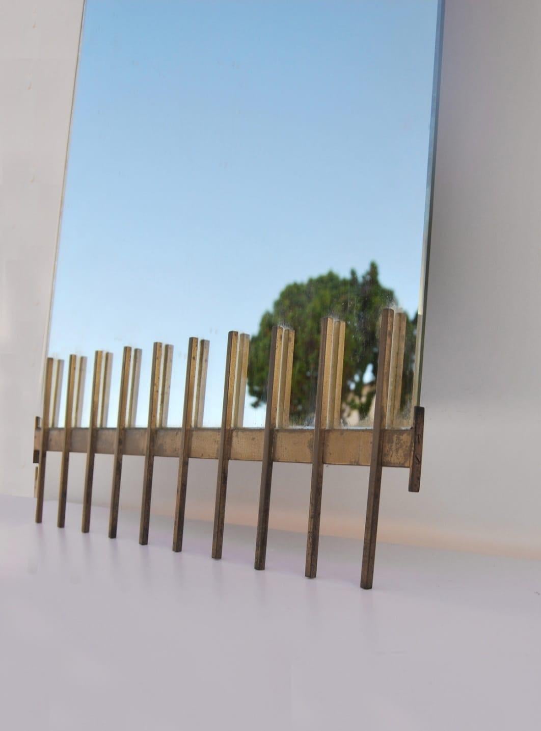 ORIGINALE ed elegant Specchio da parete di Ettore Sottsass per Santambrogio&DeBerti risale all'anno 1950. 
Dieses Exemplar befindet sich im Originalzustand und kann kleine Zeitabweichungen aufweisen. 
Lo specchio è composto da ottone e vetro, nel
