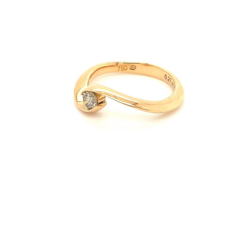Hierbei handelt es sich um einen originalen Roségoldring des bekannten Schmuck -und Diamanthändlers Schaffrath aus Hanau. In gewohnt verspielter und sogleich eleganter Handwerkskunst wurde auch dieses Schmuckstück gefertigt.

Dieser Ring wurde in 18