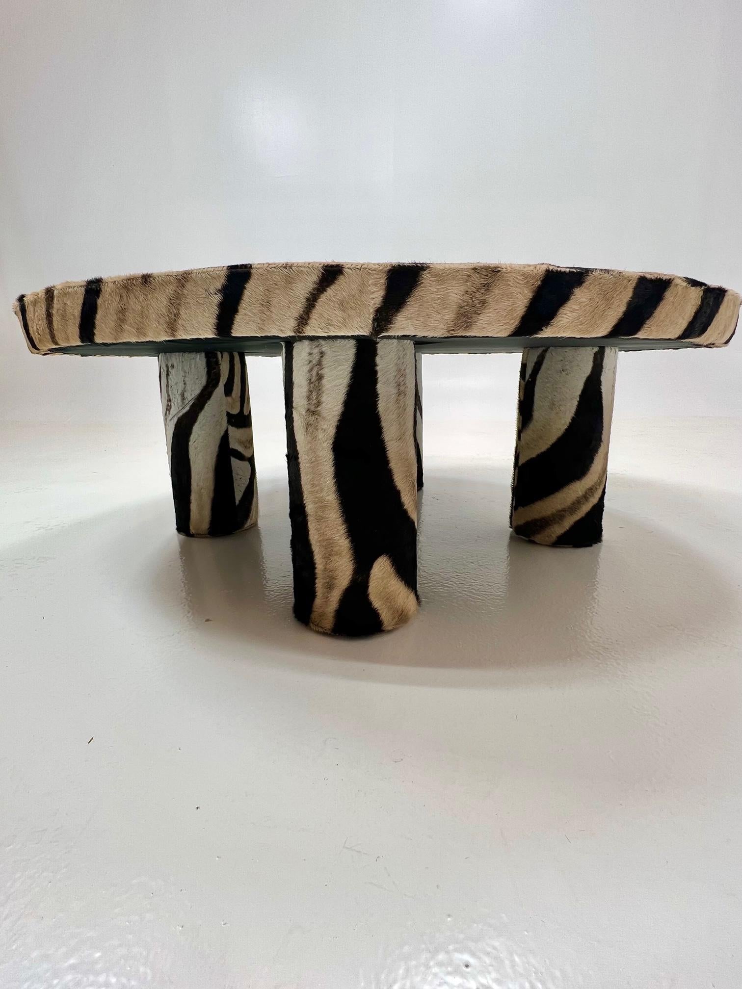Cette table basse chic et amusante est un design original issu du catalogue Originals by Gomez. Avec un cadre en bois de cèdre, cette table est une beauté à avoir en sa possession. Équipée d'une peau de zèbre d'Afrique du Sud de haute qualité, cette
